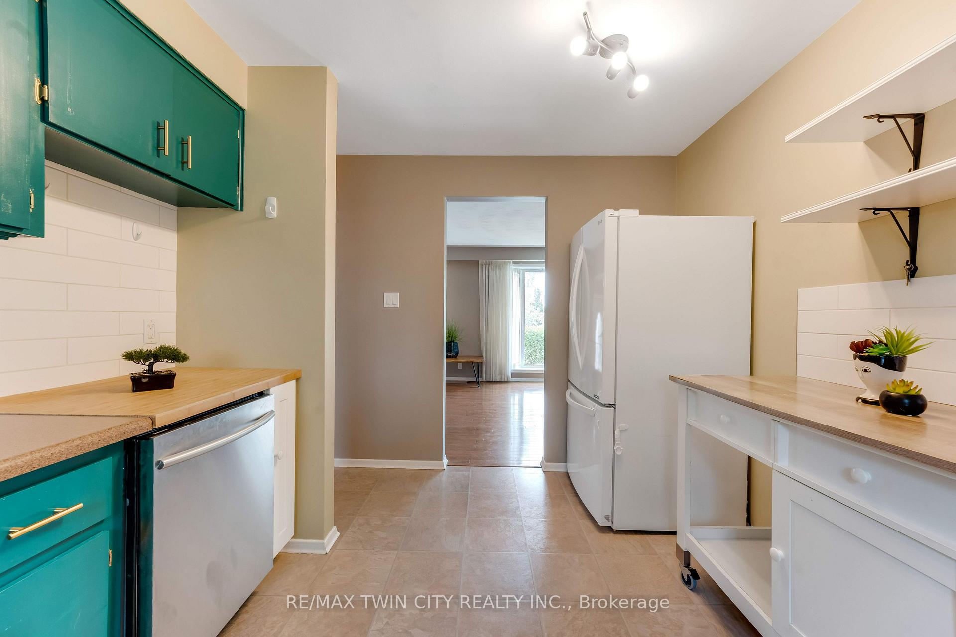 Photo 15 of 46 Lombardy Court, Kitchener, Forest Hill — HOMEH