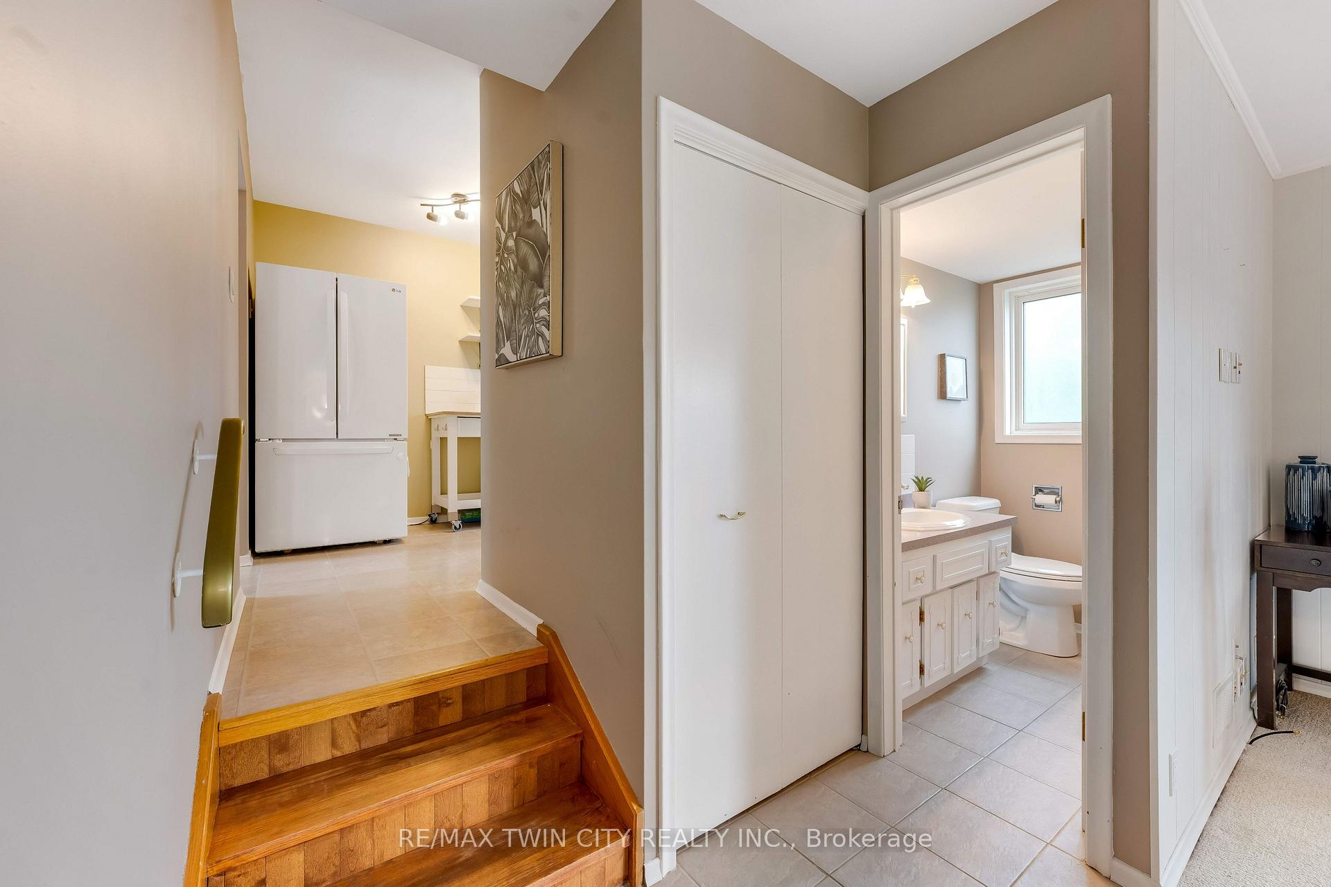 Photo 16 of 46 Lombardy Court, Kitchener, Forest Hill — HOMEH