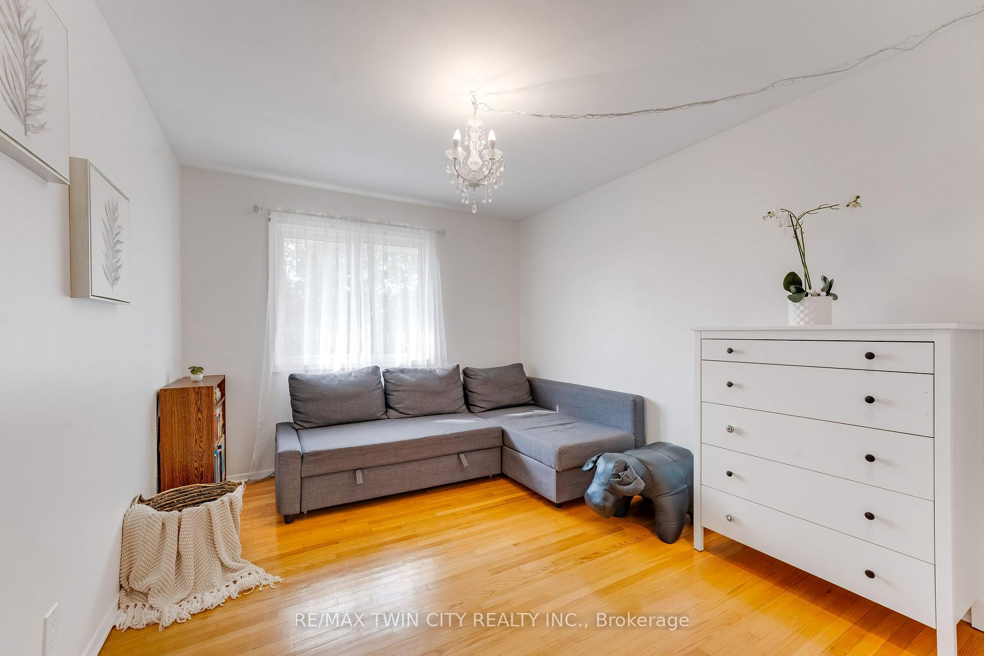 Photo 24 of 46 Lombardy Court, Kitchener, Forest Hill — HOMEH