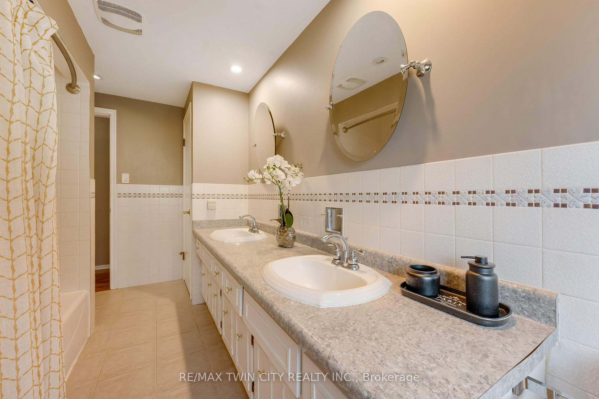 Photo 29 of 46 Lombardy Court, Kitchener, Forest Hill — HOMEH