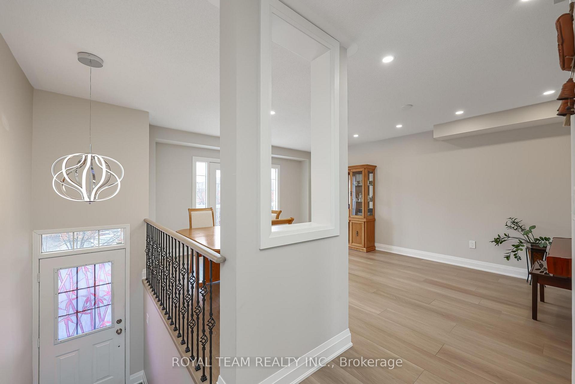 Photo 4 of 11 Jarrett Court, Vaughan, Vellore Village — HOMEH