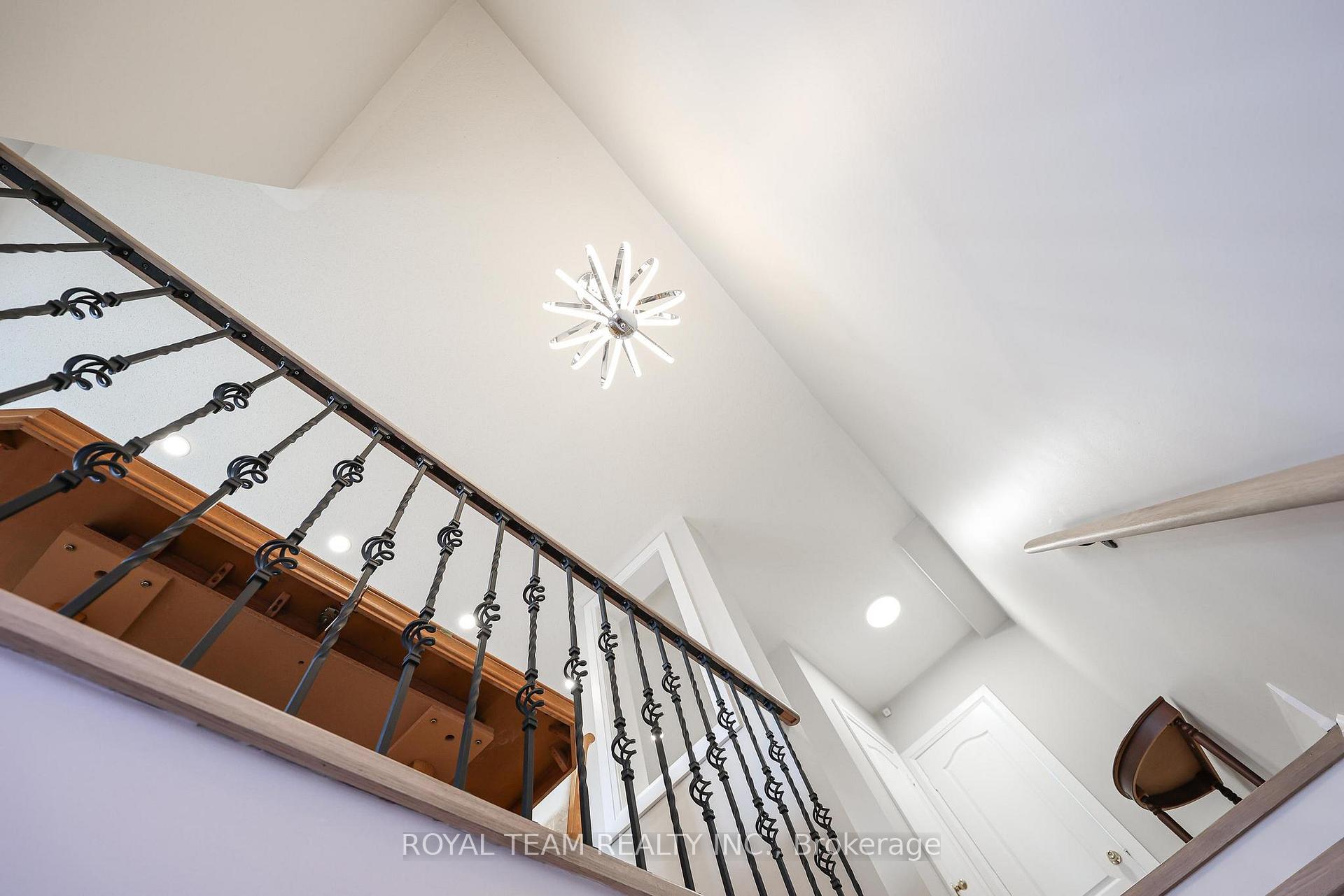 Photo 10 of 11 Jarrett Court, Vaughan, Vellore Village — HOMEH