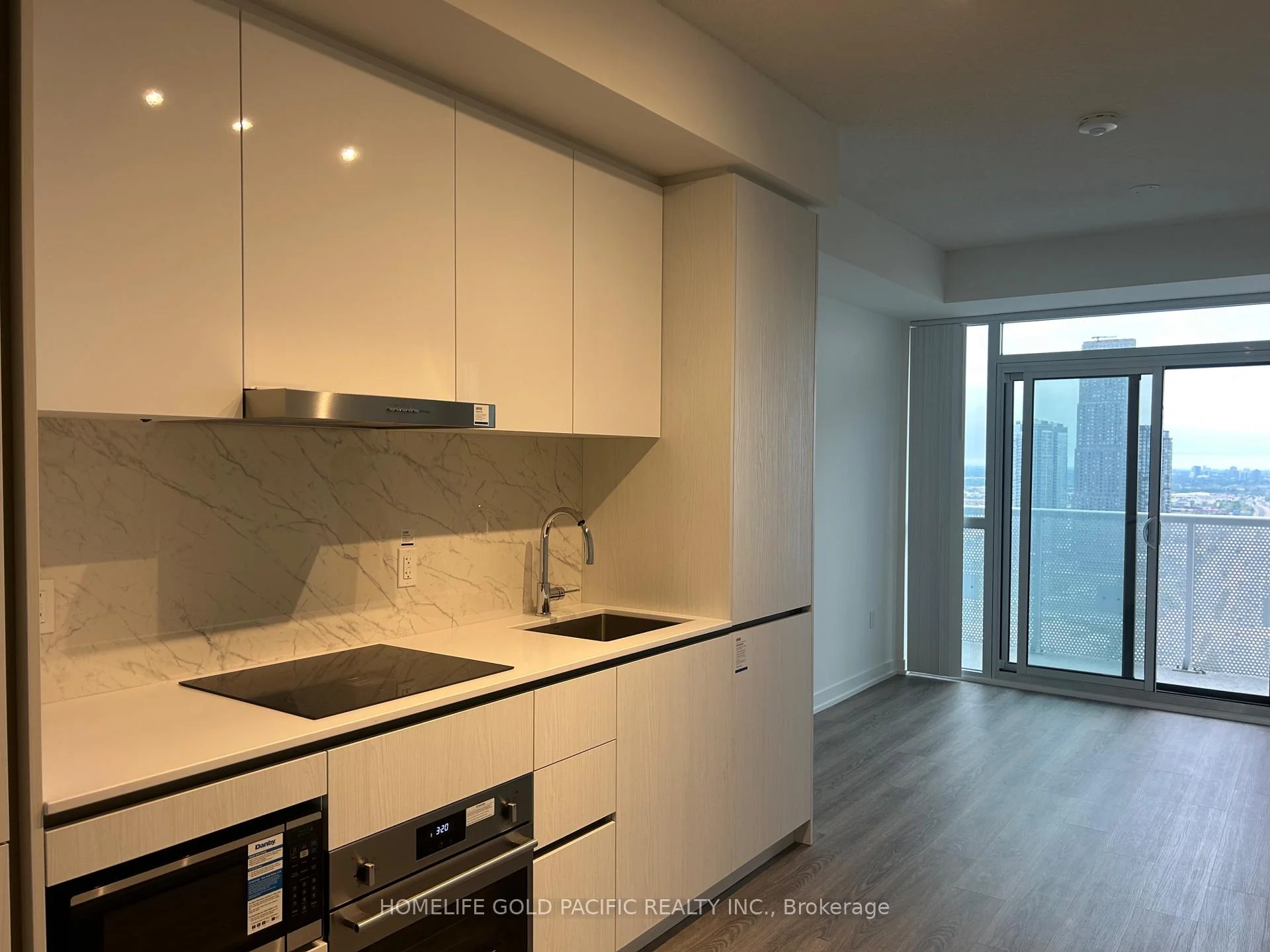 Photo 7 of Unit 3307, 8 Interchange Way, Vaughan, Vaughan Corporate Centre — HOMEH