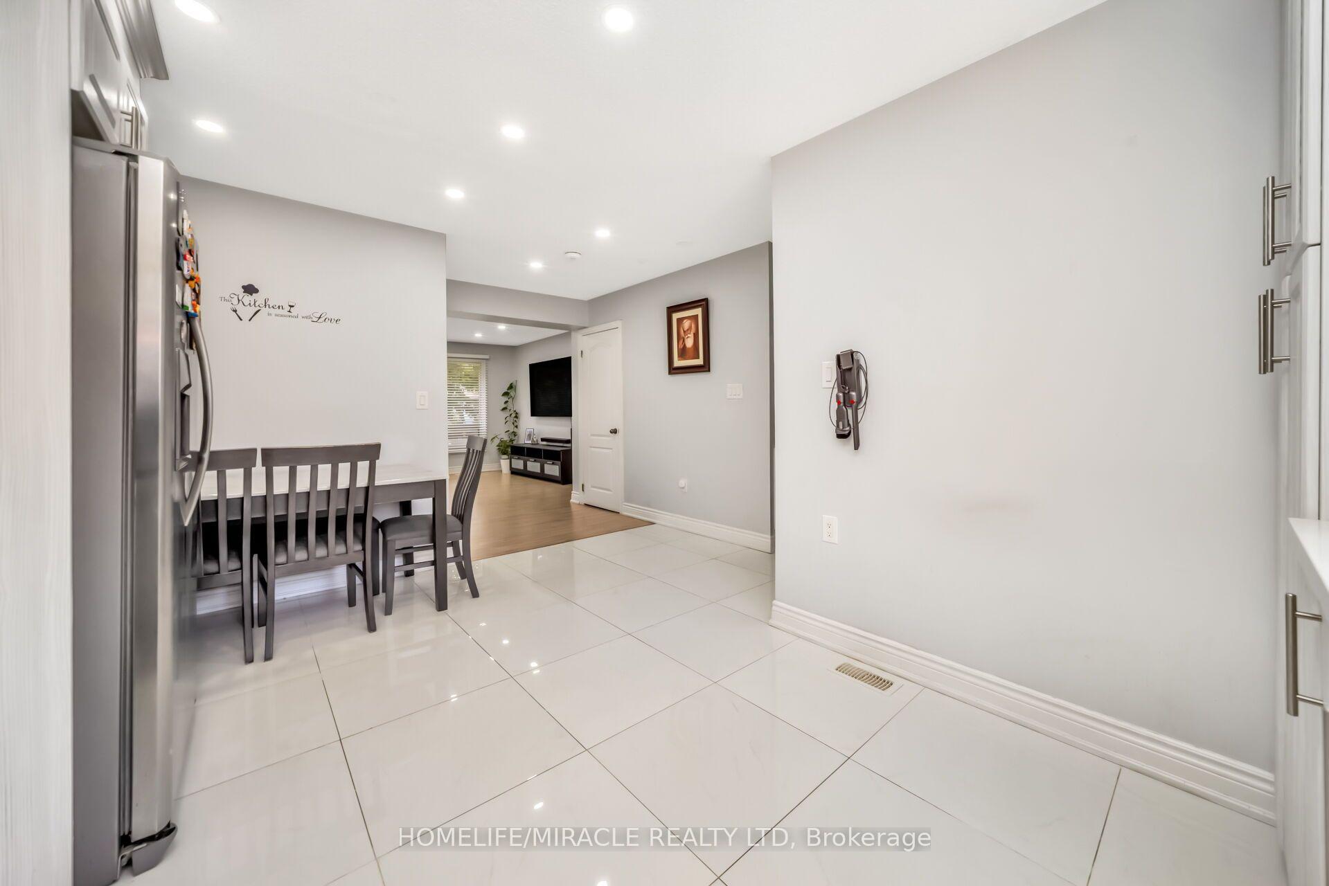 Photo 12 of 25 Carleton Place, Brampton, Bramalea West Industrial — HOMEH