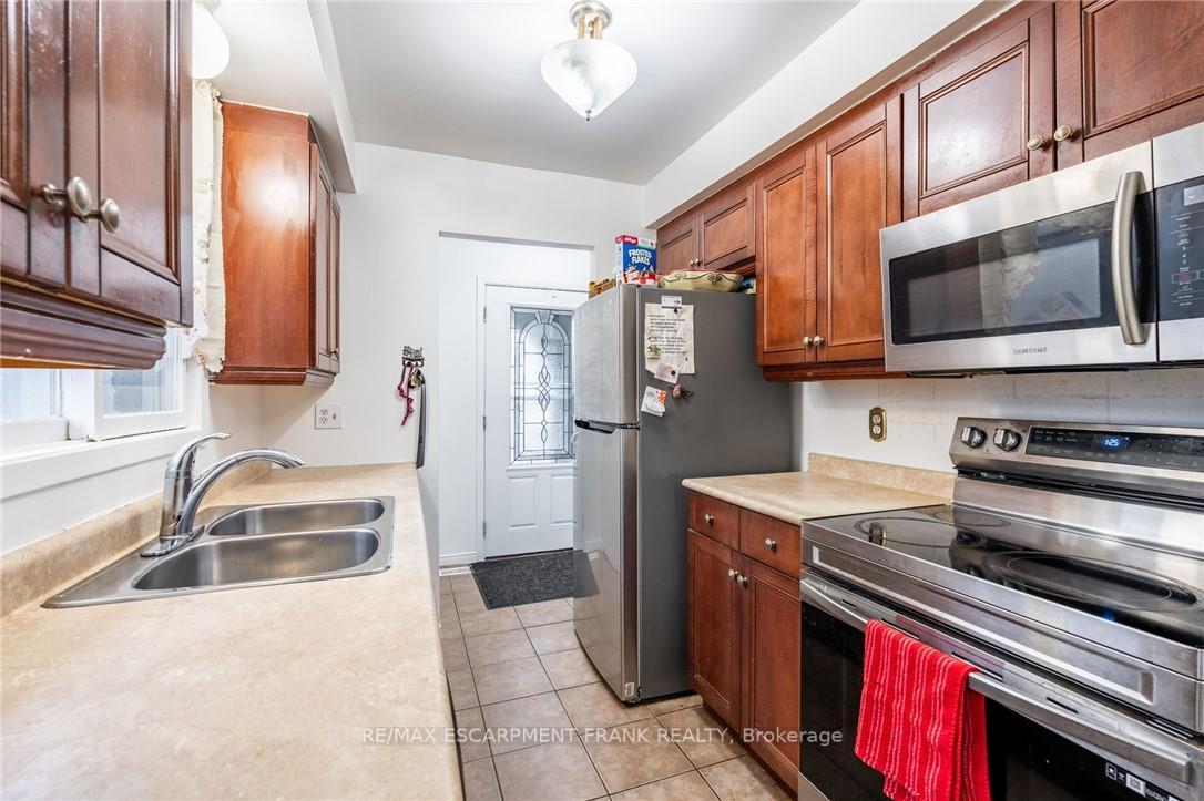 Photo 10 of 97 Guildwood Drive, Hamilton, Gurnett — HOMEH
