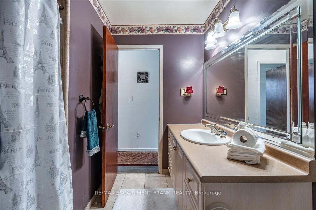 Photo 20 of 97 Guildwood Drive, Hamilton, Gurnett — HOMEH