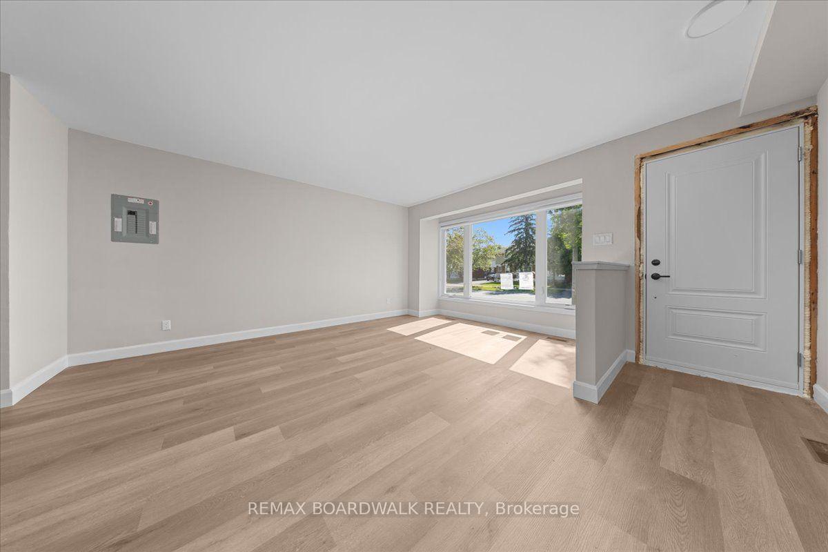 Photo 3 of 999 Meadowlands Drive, Ottawa, Carleton Square — HOMEH