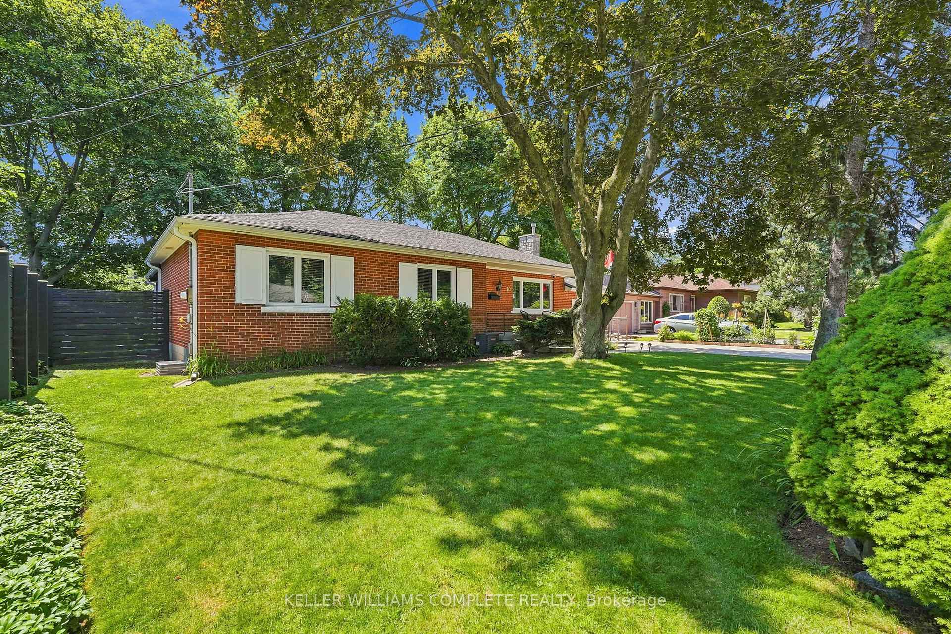 Photo 2 of 70 Floresta Court, Hamilton, Ancaster — HOMEH