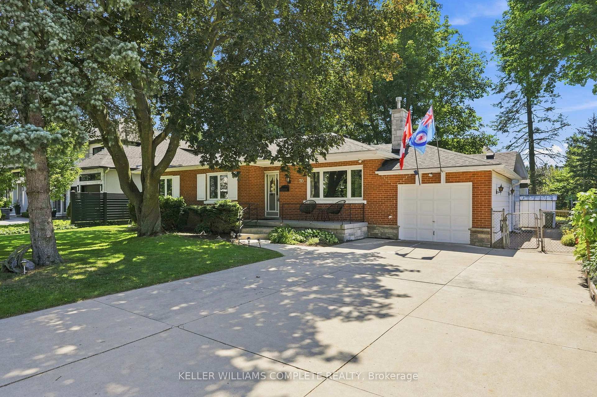Photo 3 of 70 Floresta Court, Hamilton, Ancaster — HOMEH