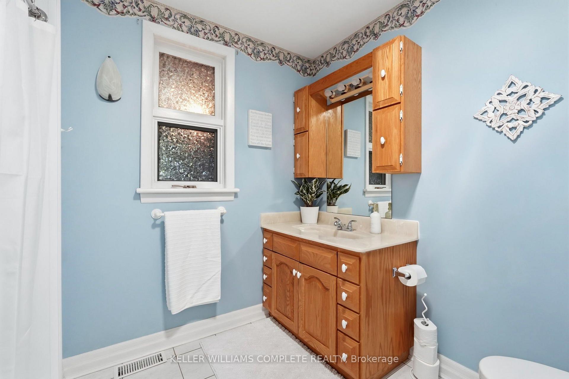 Photo 19 of 70 Floresta Court, Hamilton, Ancaster — HOMEH