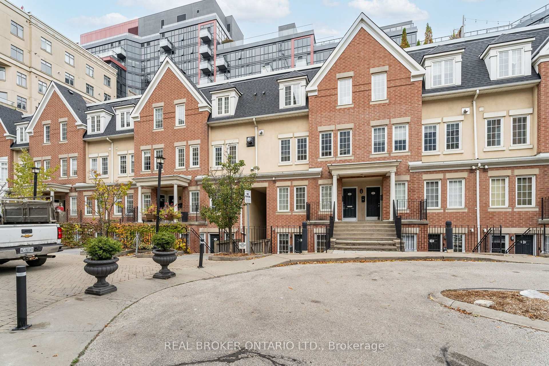 Front of Unit 32, 11 Niagara Street W