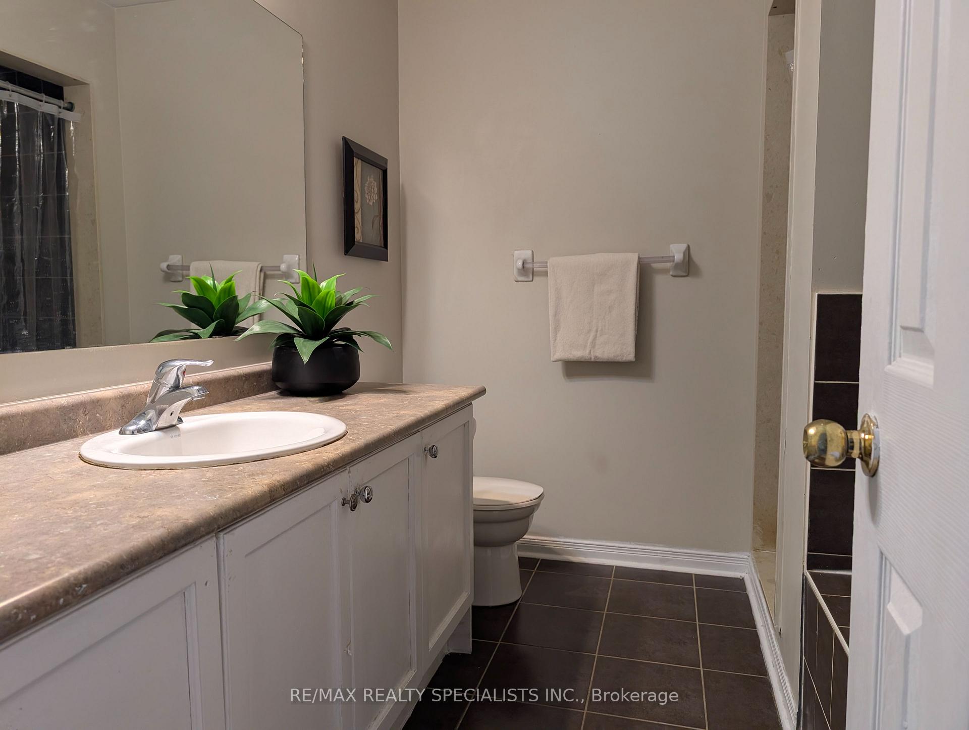 Photo 14 of 20 Thorp Crescent, Ajax, Central West — HOMEH