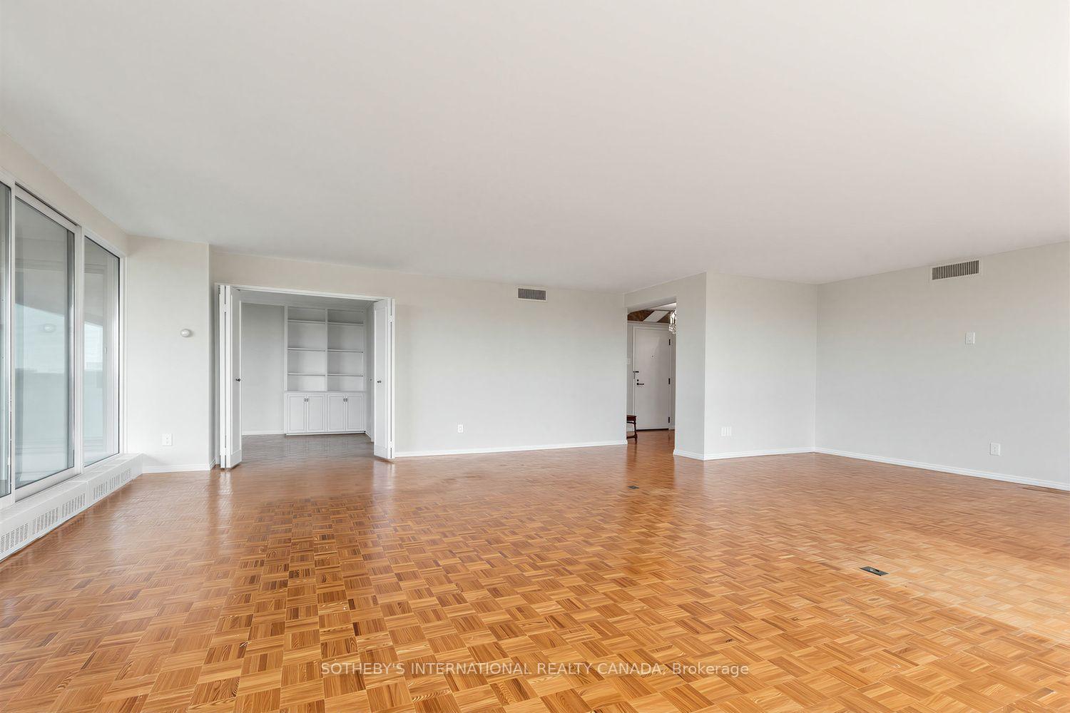 Photo 9 of Unit 902, 61 St Clair Avenue W, Toronto, Yonge-St. Clair — HOMEH