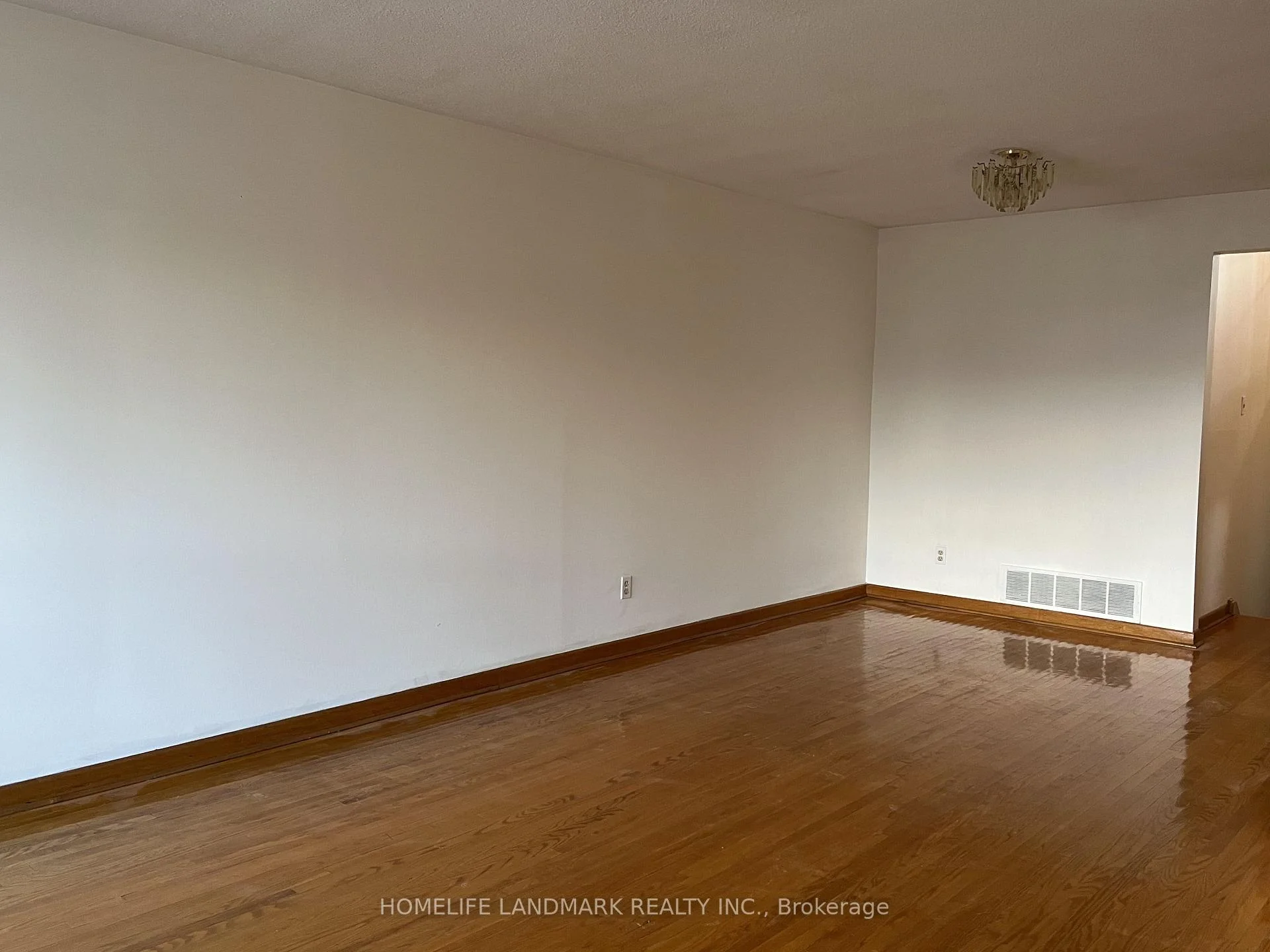 Photo 13 of Unit UPPER, 31 Pawnee Avenue, North York, Pleasant View — HOMEH