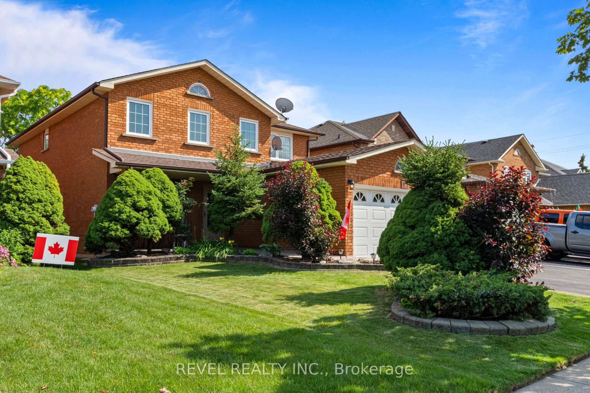 Photo 2 of 8 Cochrane Avenue, Brampton, Heart Lake East — HOMEH