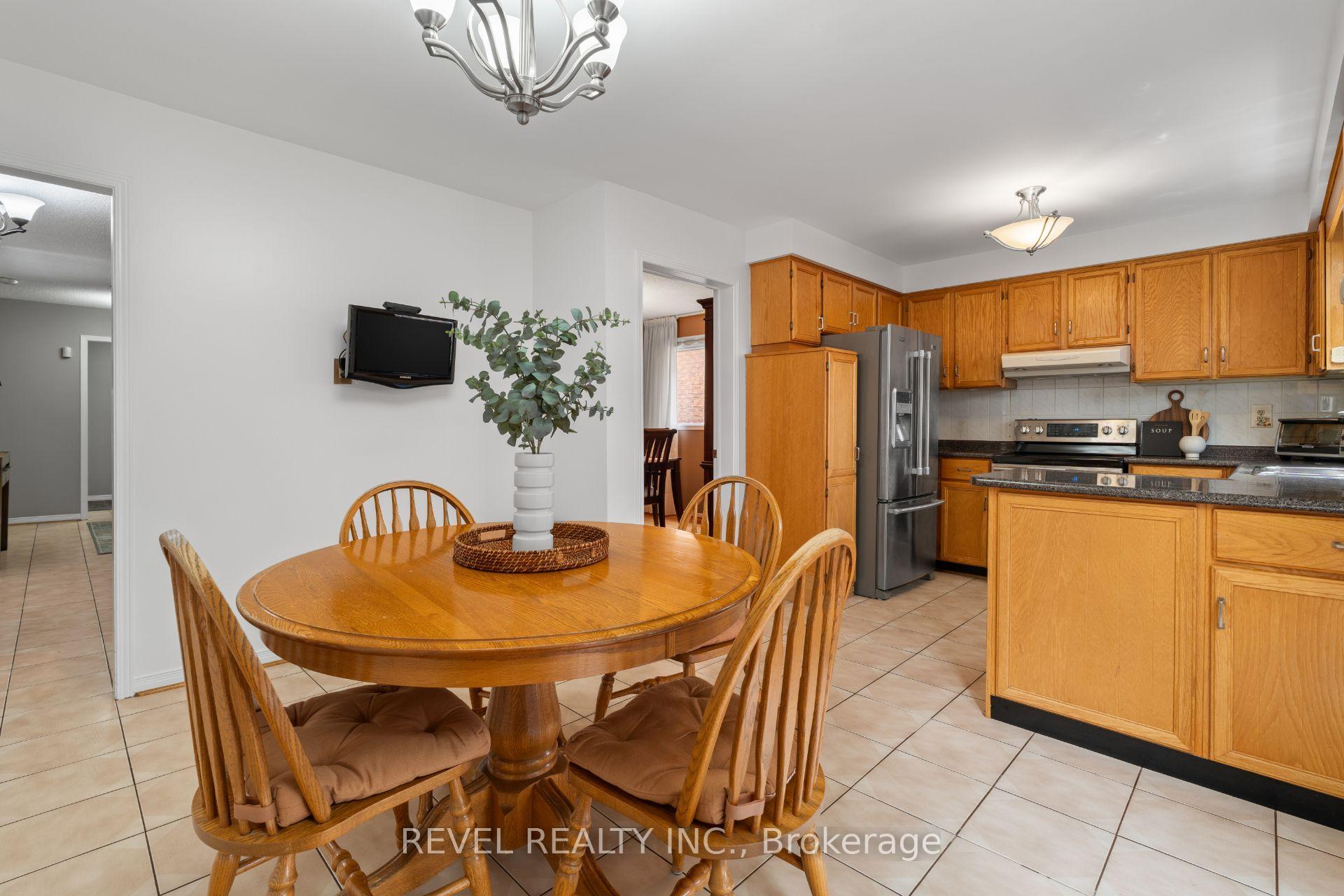 Photo 9 of 8 Cochrane Avenue, Brampton, Heart Lake East — HOMEH