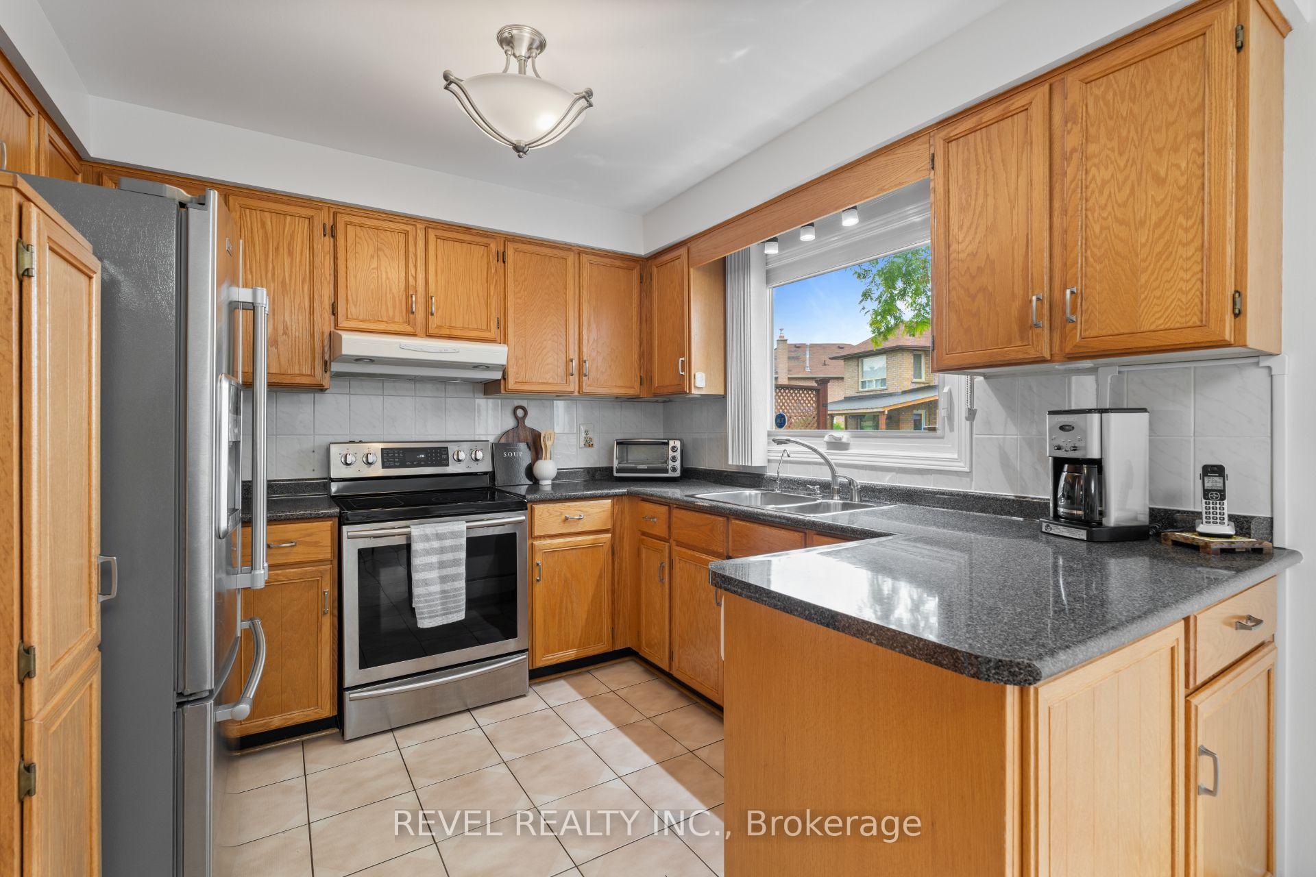 Photo 11 of 8 Cochrane Avenue, Brampton, Heart Lake East — HOMEH