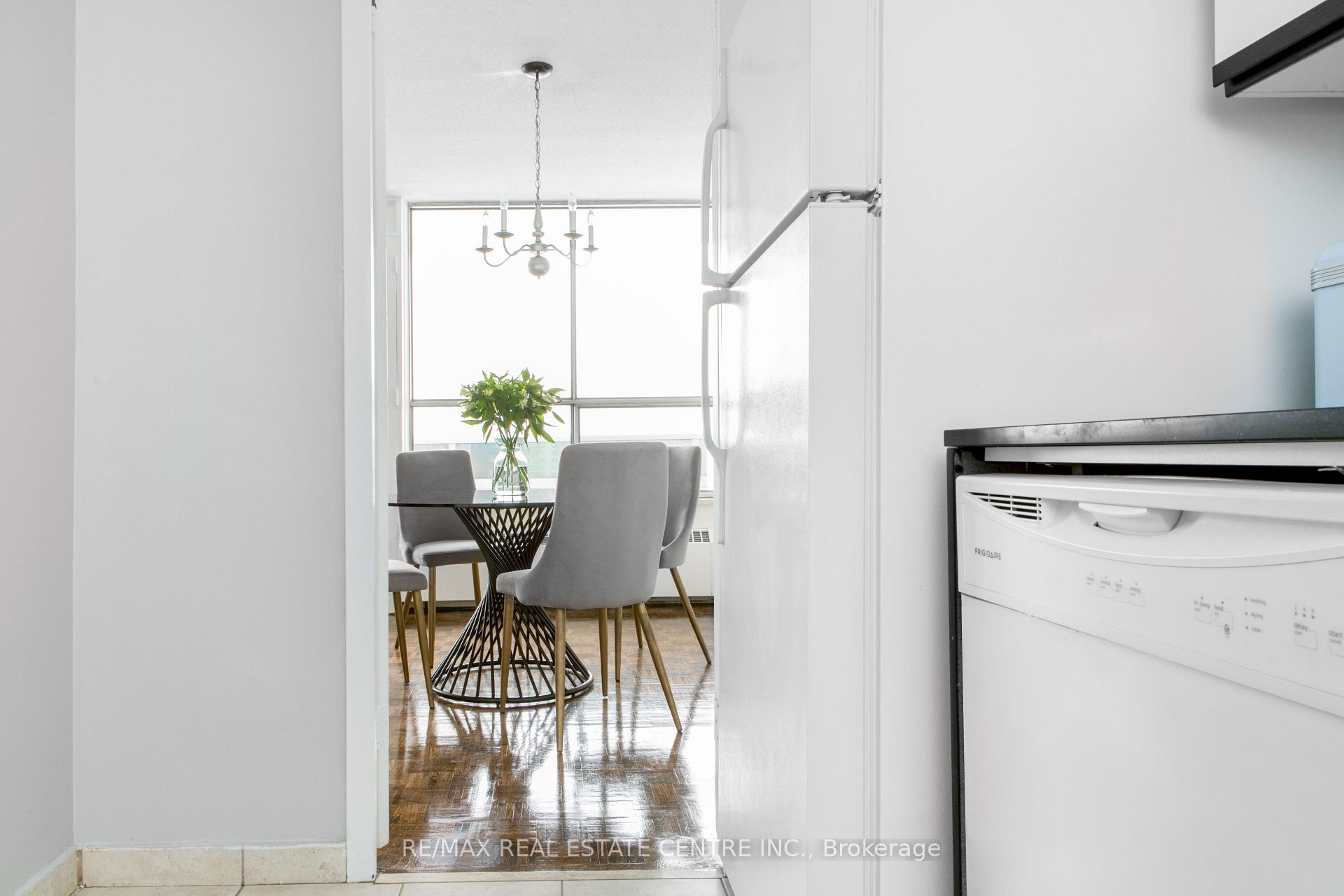 Photo 11 of Unit 703, 150 Graydon Hall Drive, North York, Parkwoods-Donalda — HOMEH