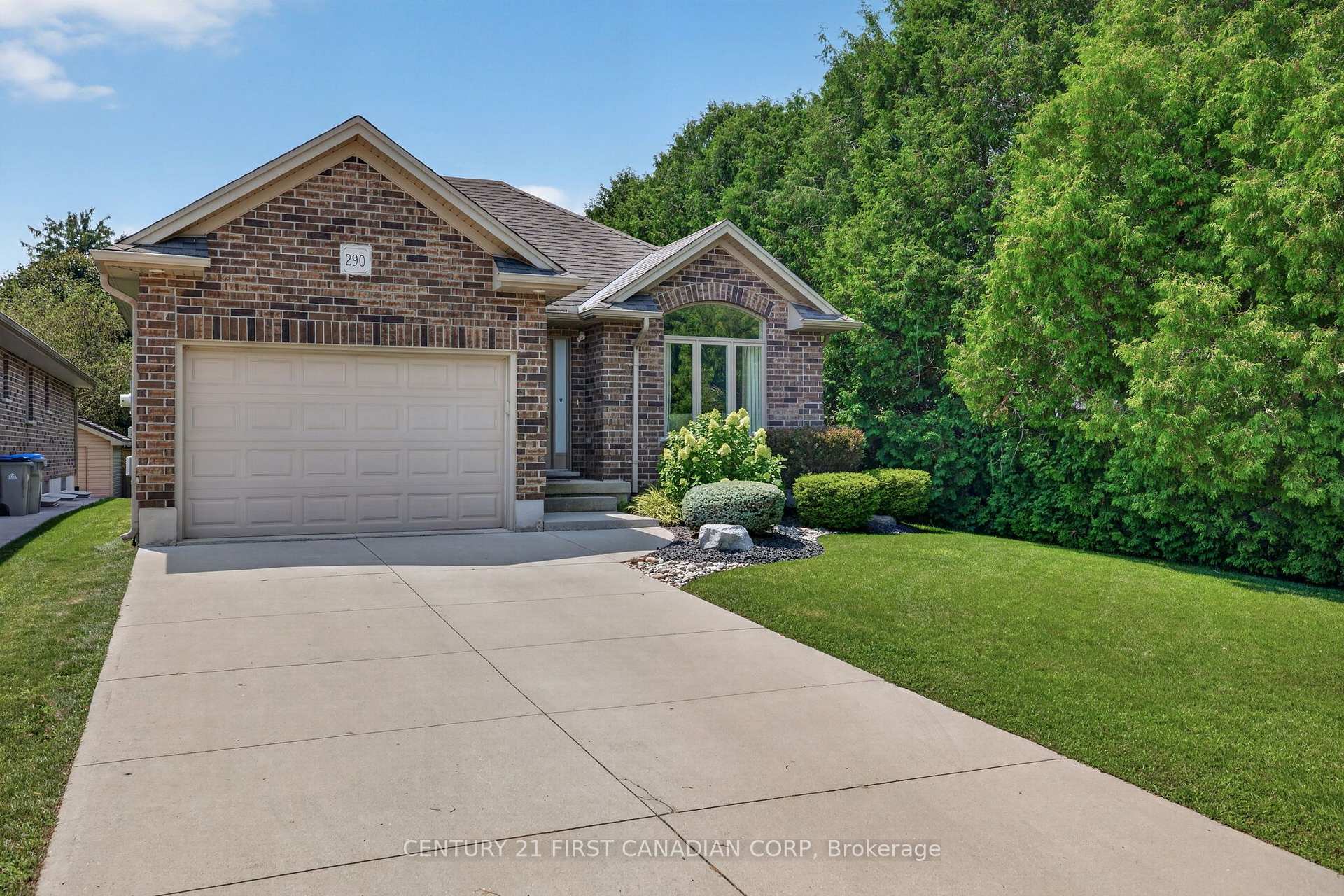 Photo 2 of 290 Mogg Street, Strathroy-Caradoc, SE — HOMEH