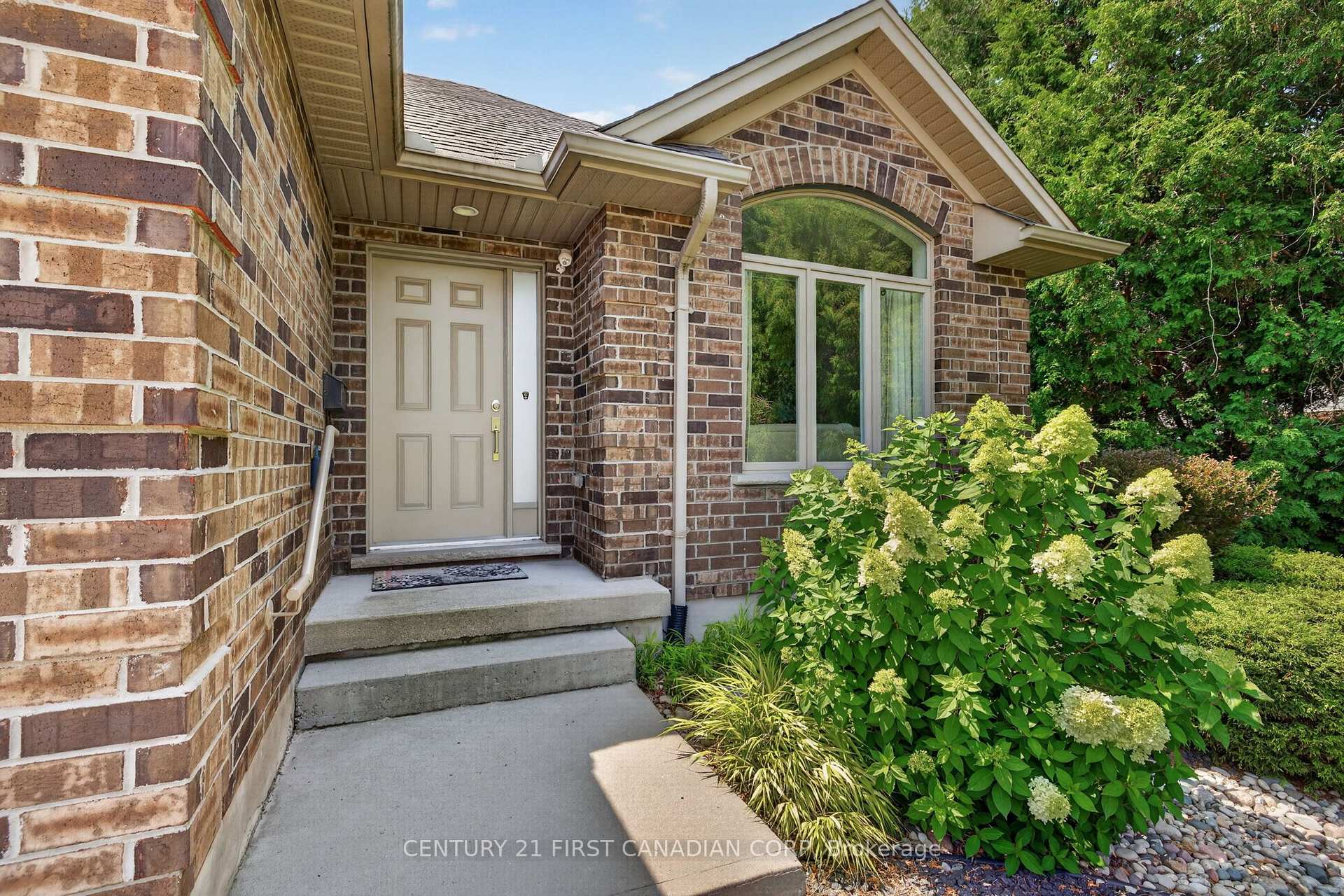 Photo 4 of 290 Mogg Street, Strathroy-Caradoc, SE — HOMEH