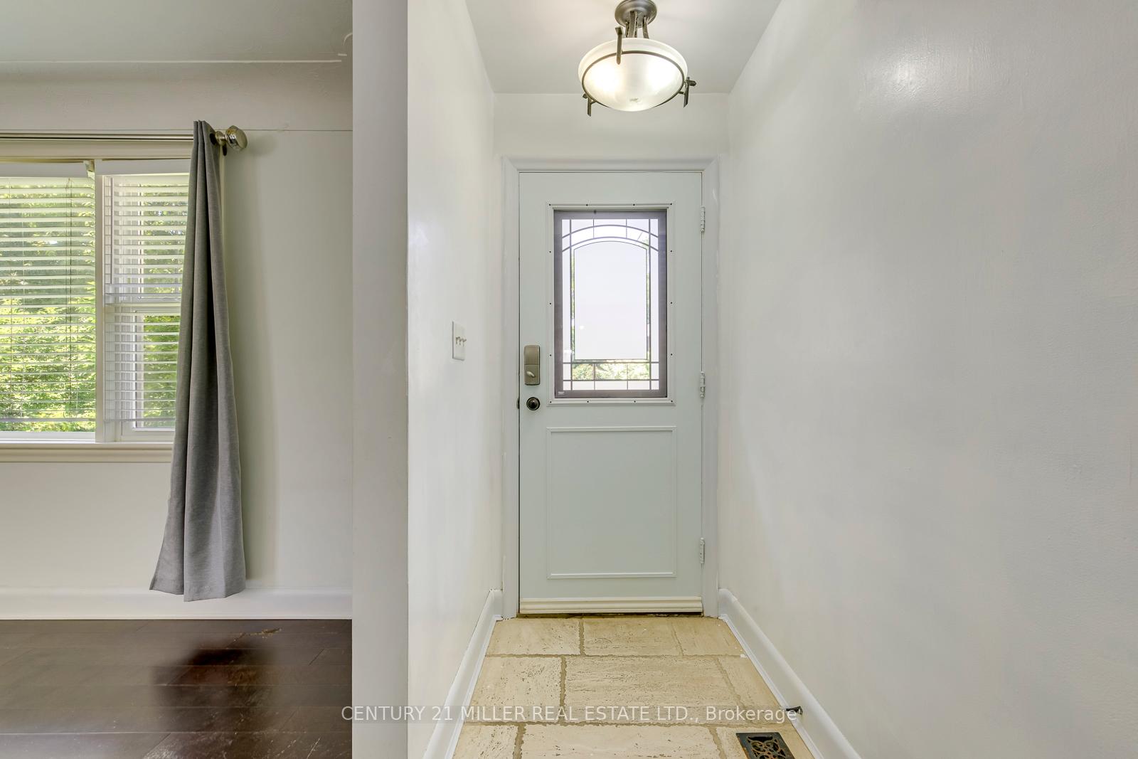 Photo 7 of 2048 Edinburgh (Main Level) Drive, Burlington, Brant — HOMEH