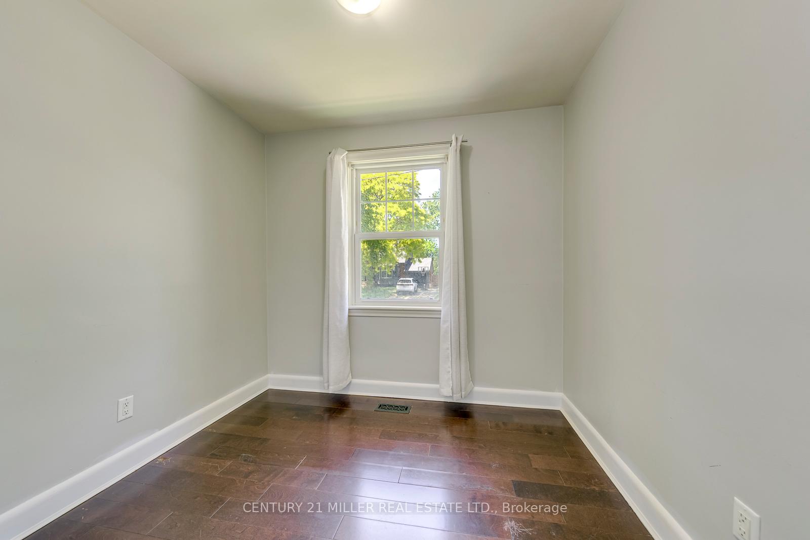 Photo 19 of 2048 Edinburgh (Main Level) Drive, Burlington, Brant — HOMEH