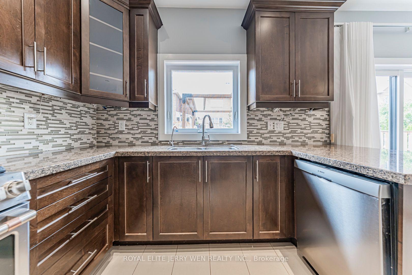 Photo 7 of 176 District Avenue, Vaughan, Patterson — HOMEH