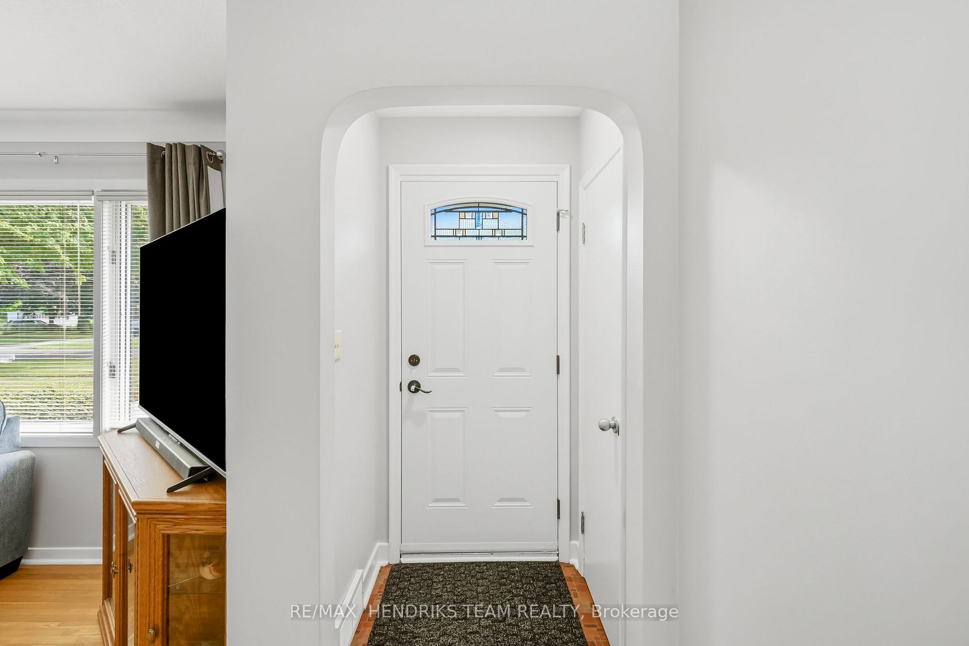 Photo 3 of 33 Nickerson Avenue, St. Catharines, Vine/Linwell — HOMEH