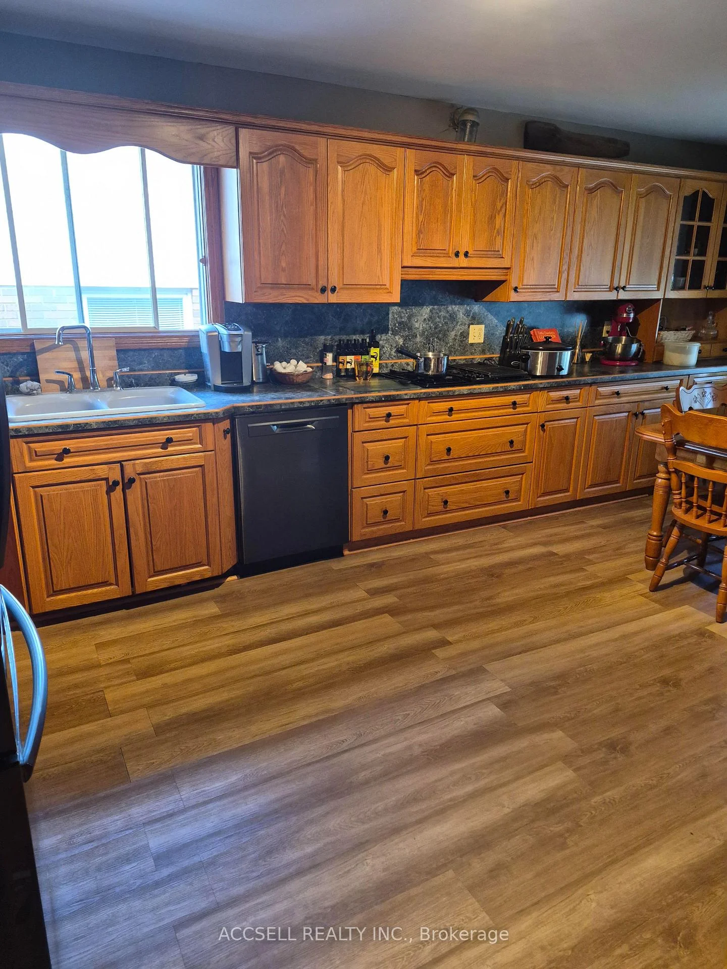 Photo 8 of 28 Bridle Path Road E, Out of Area — HOMEH