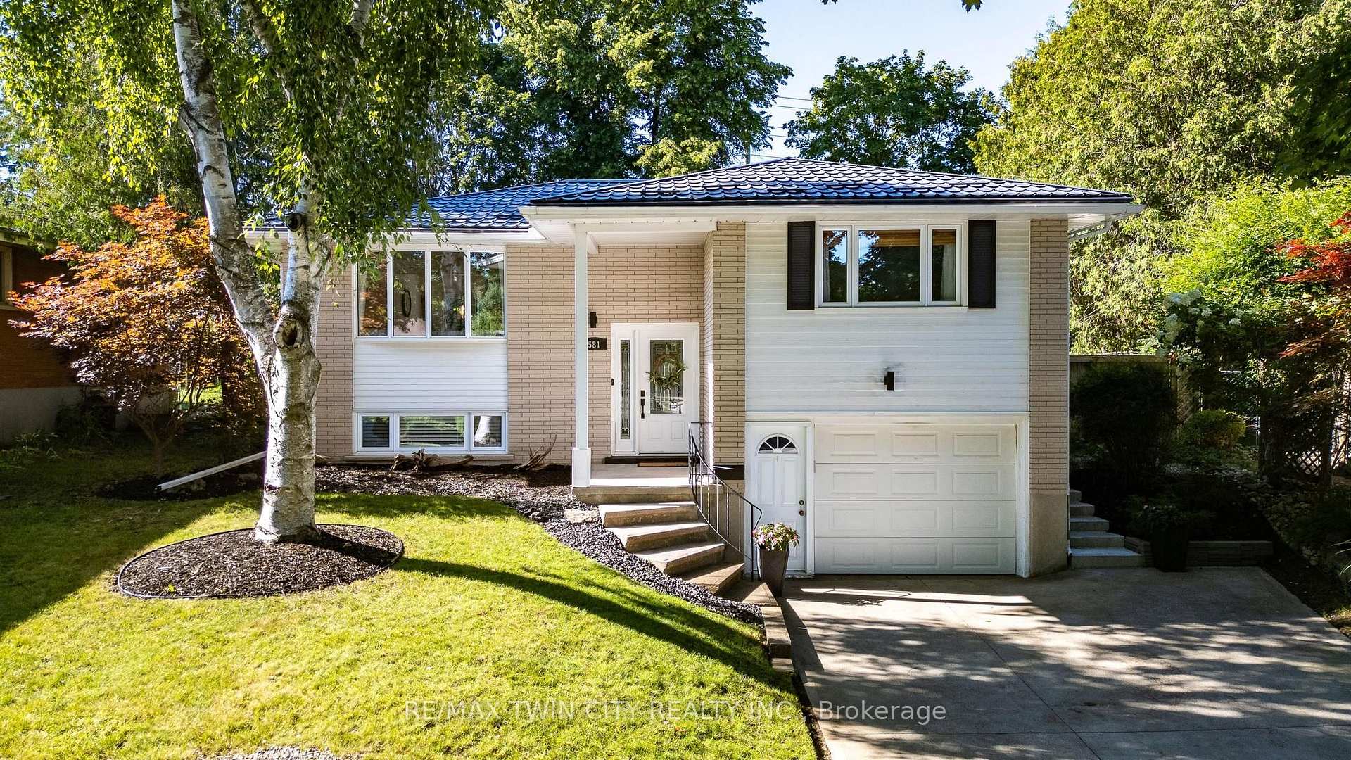 Photo 2 of 581 Glendene Crescent, Waterloo, North Lakeshore — HOMEH
