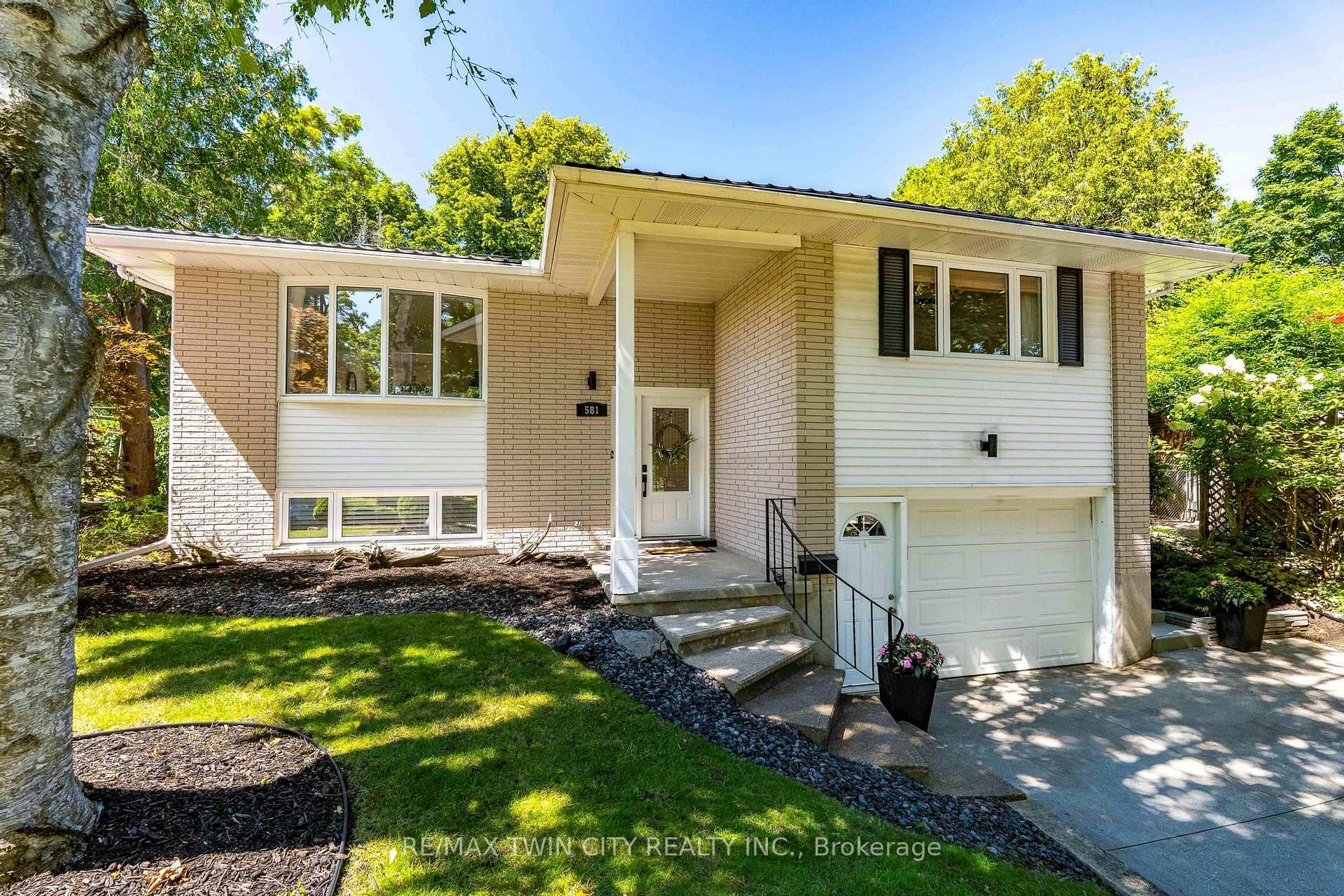 Photo 3 of 581 Glendene Crescent, Waterloo, North Lakeshore — HOMEH