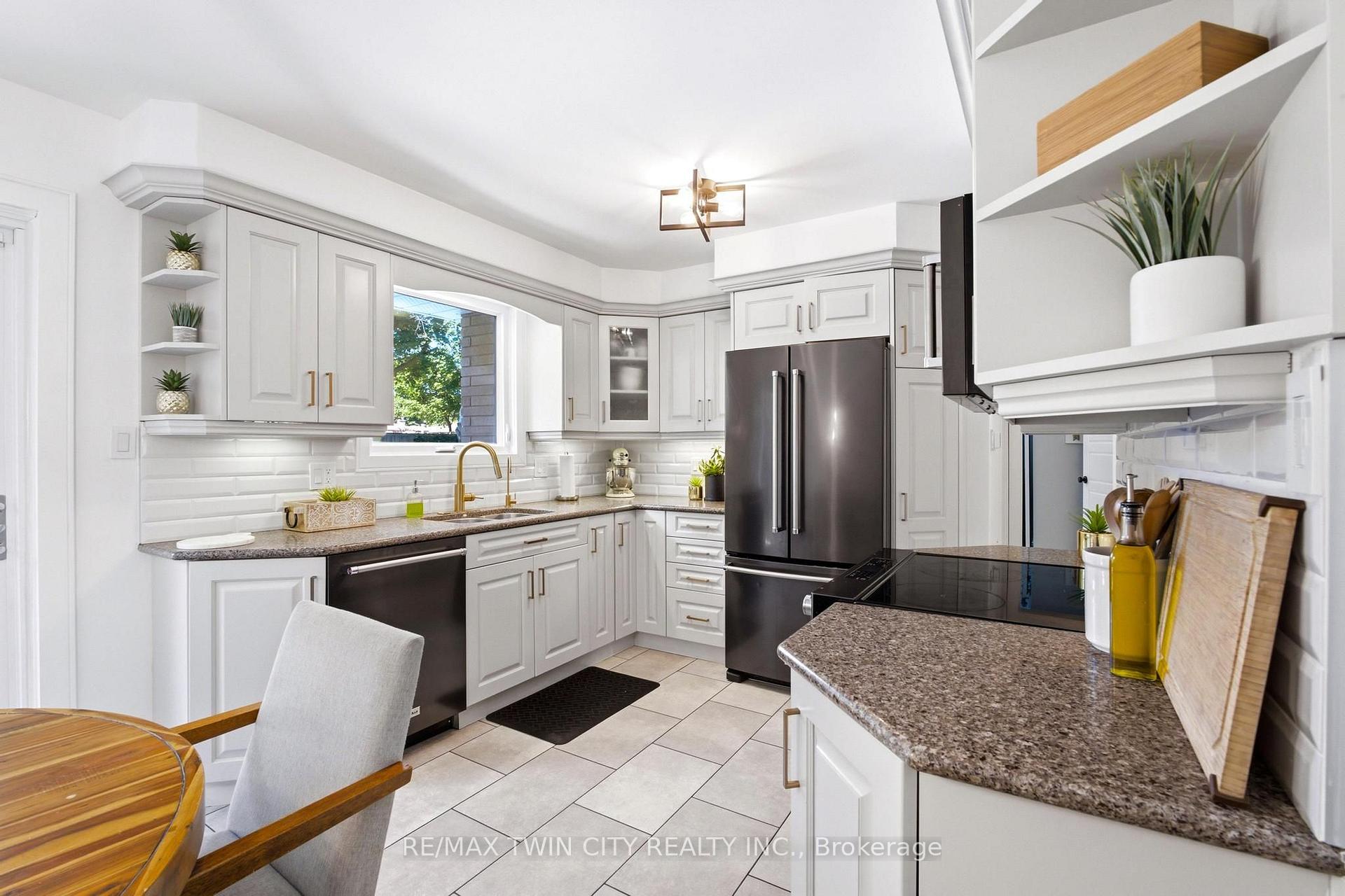 Photo 9 of 581 Glendene Crescent, Waterloo, North Lakeshore — HOMEH