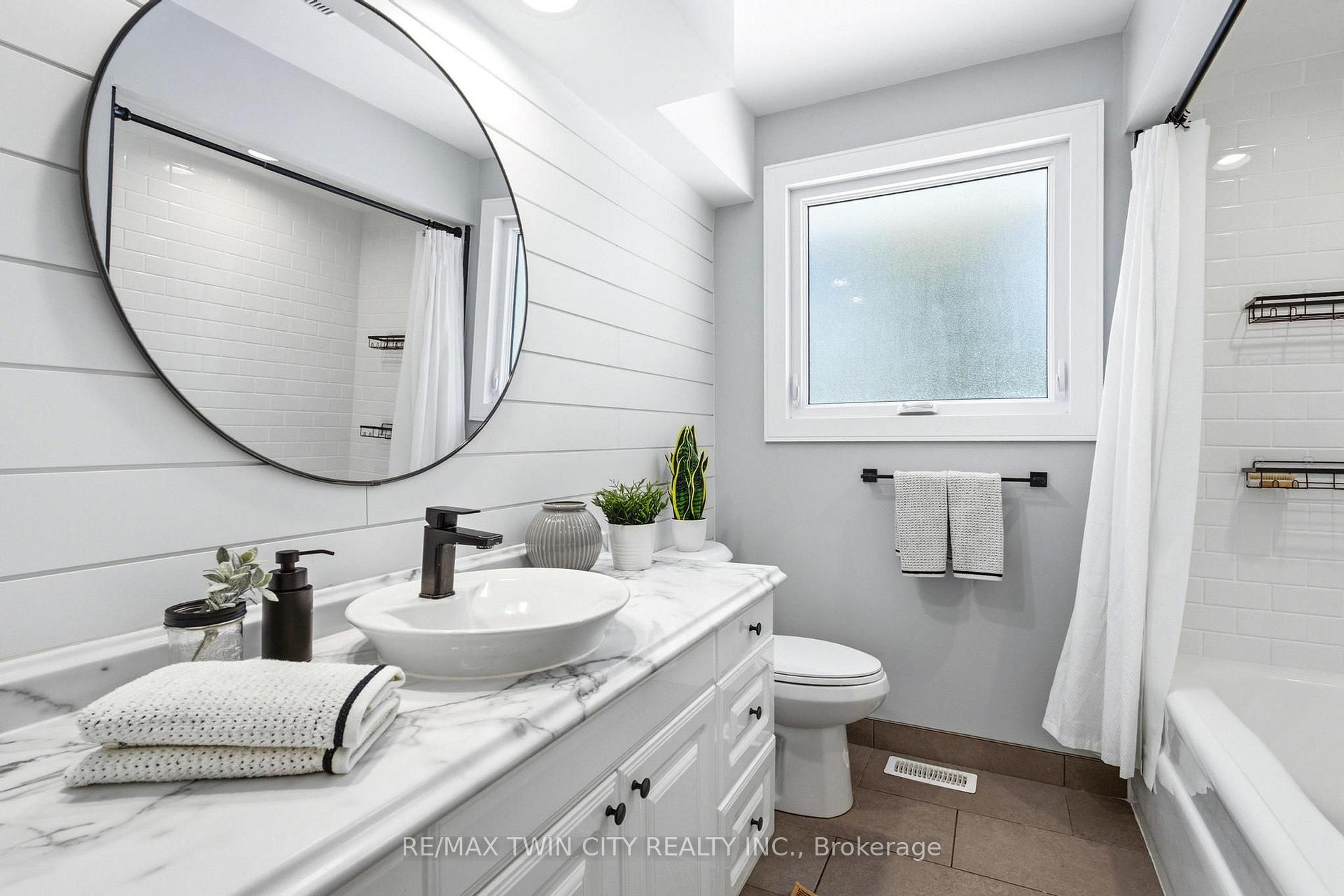 Photo 18 of 581 Glendene Crescent, Waterloo, North Lakeshore — HOMEH