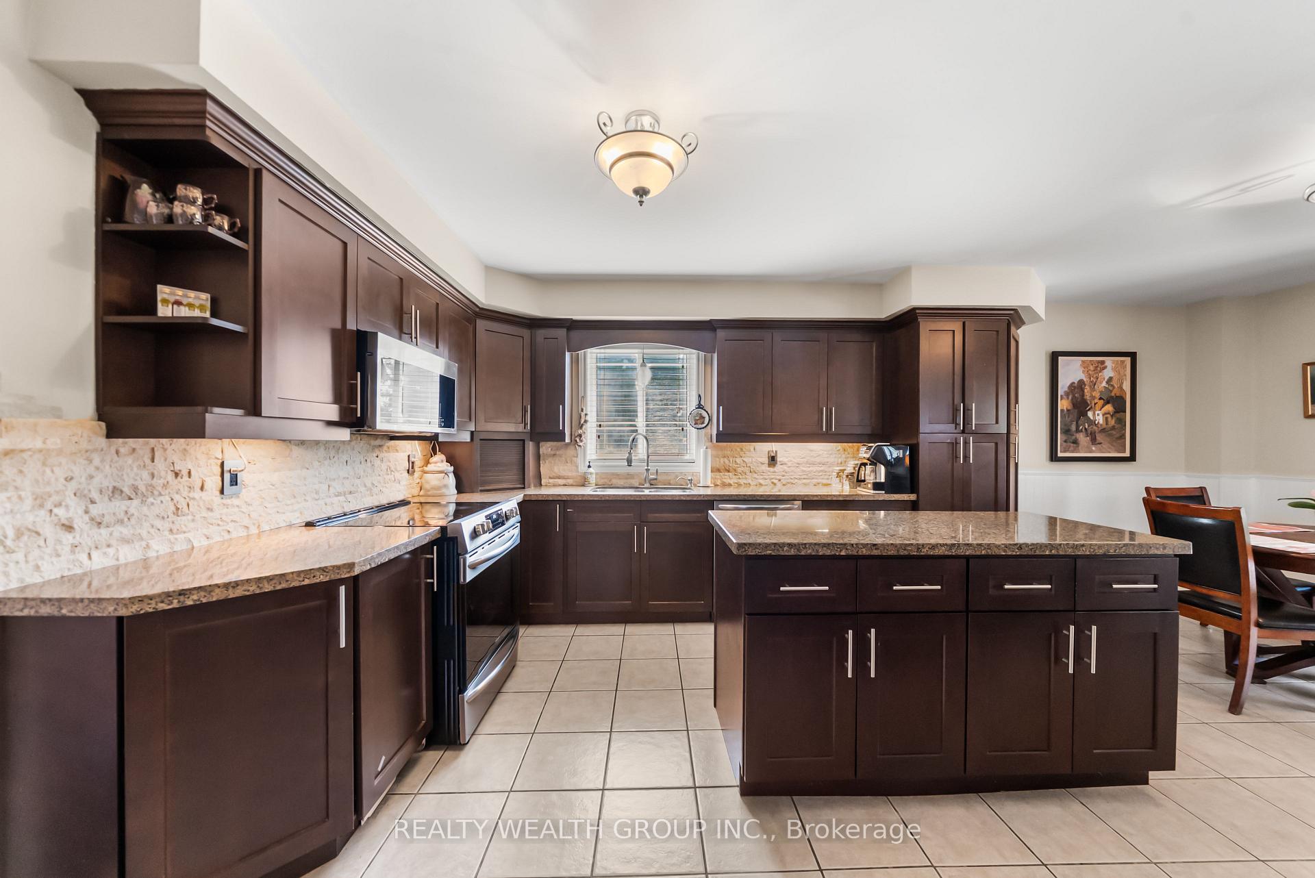 Photo 14 of 32 Reynolds Lane, Barrie, Edgehill Drive — HOMEH