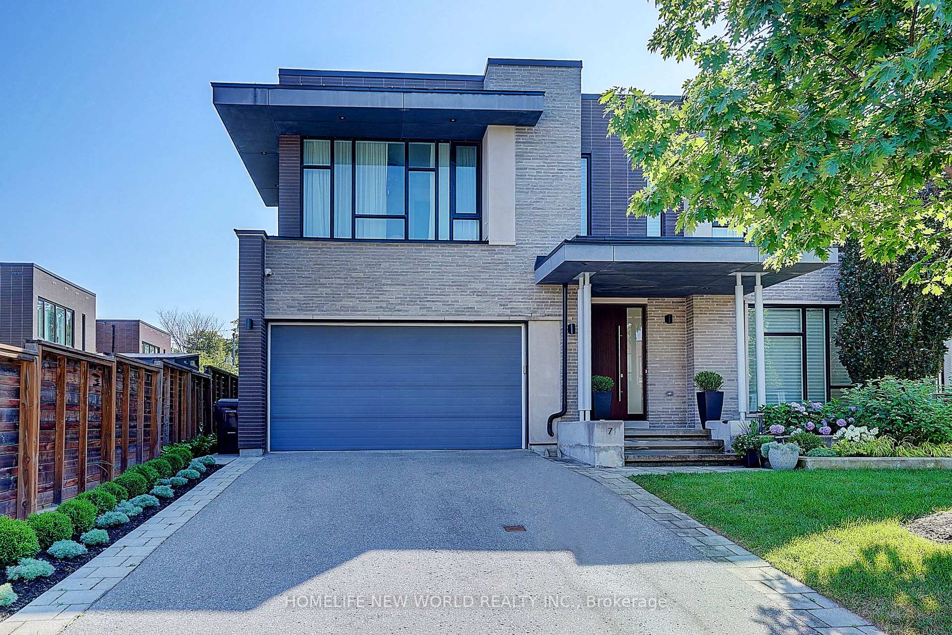 Front of 7 Valliere Place W