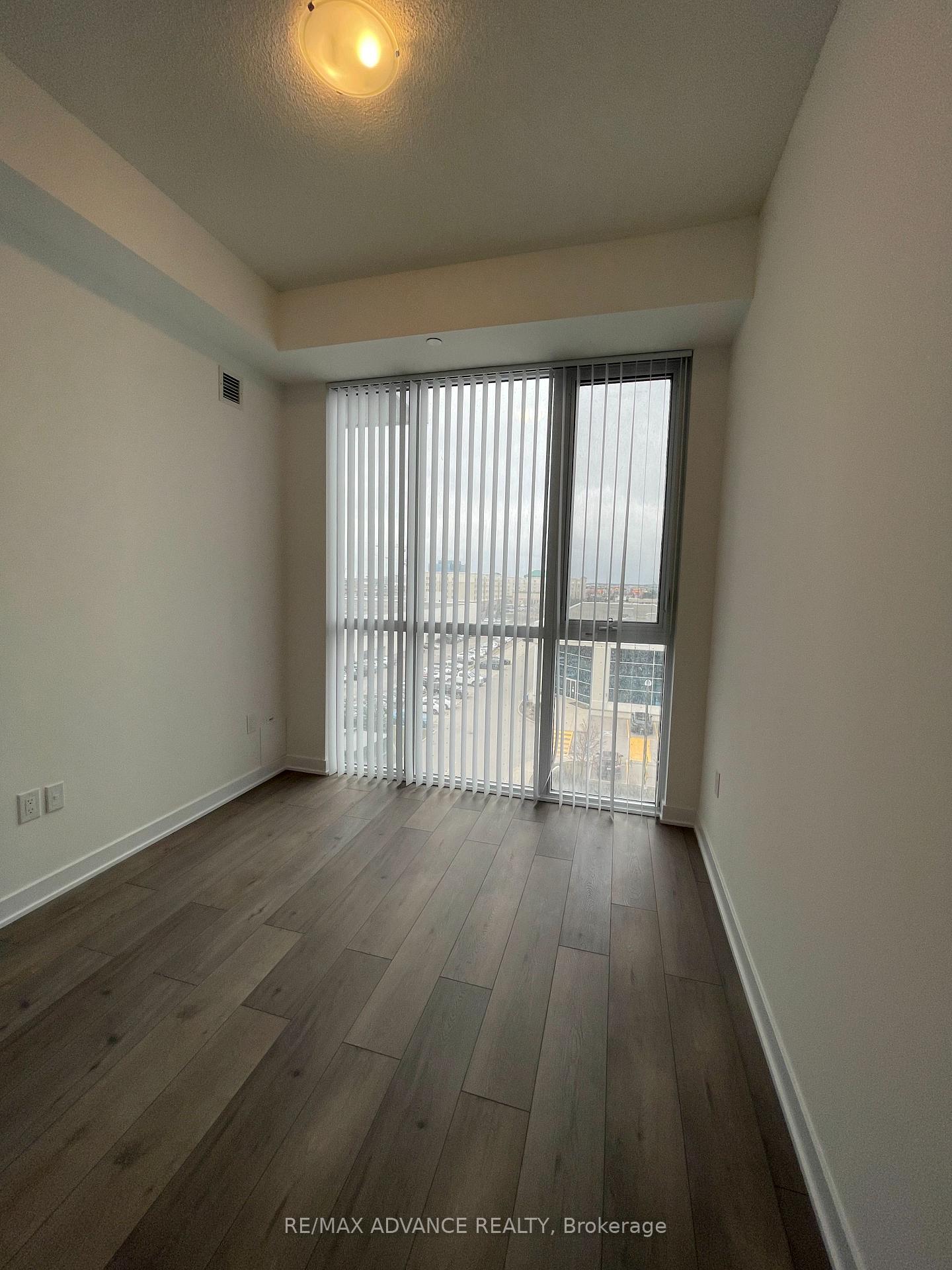 Photo 4 of Unit 521, 10 Honeycrisp Crescent, Vaughan, Vaughan Corporate Centre — HOMEH
