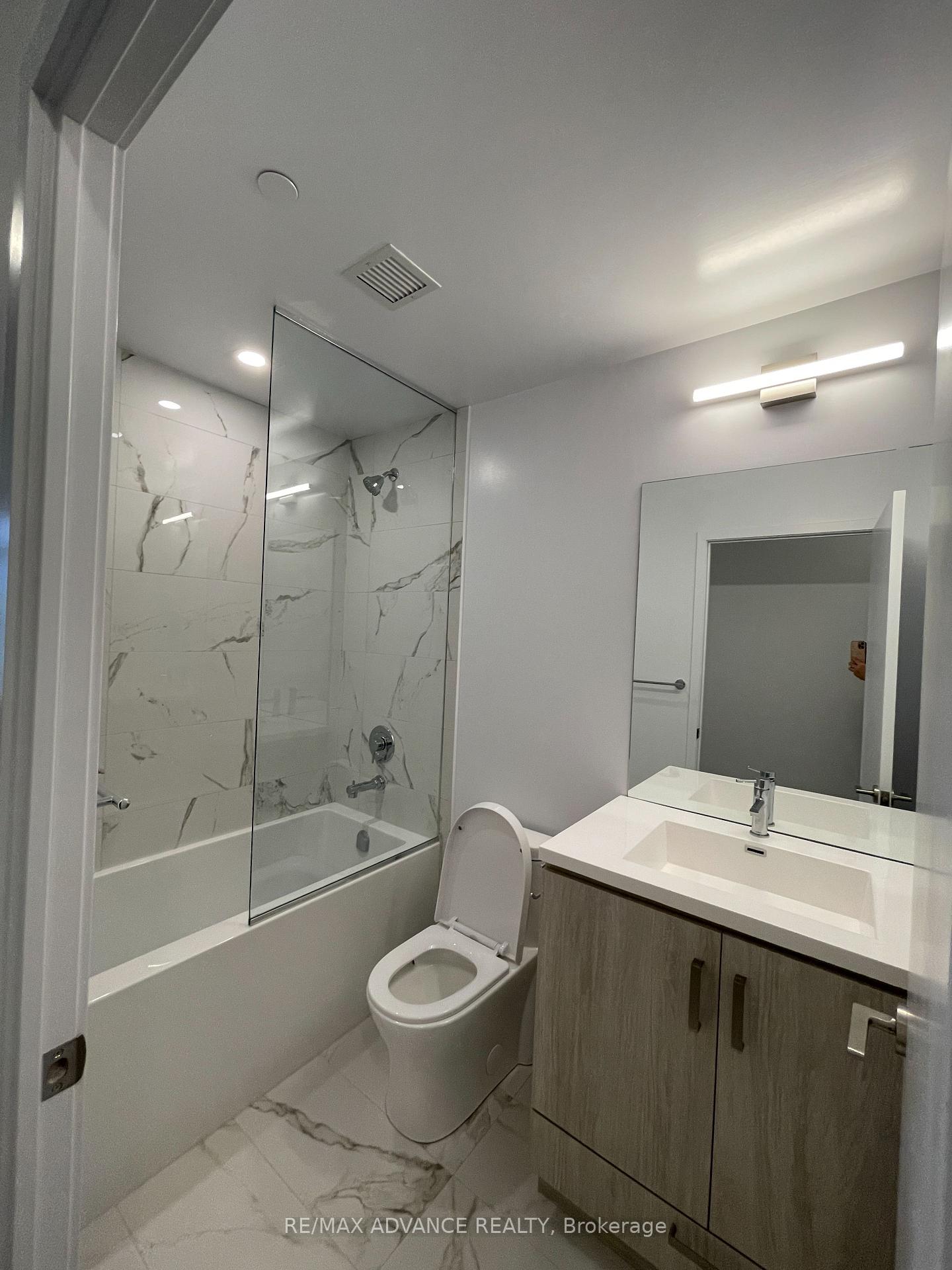 Photo 7 of Unit 521, 10 Honeycrisp Crescent, Vaughan, Vaughan Corporate Centre — HOMEH