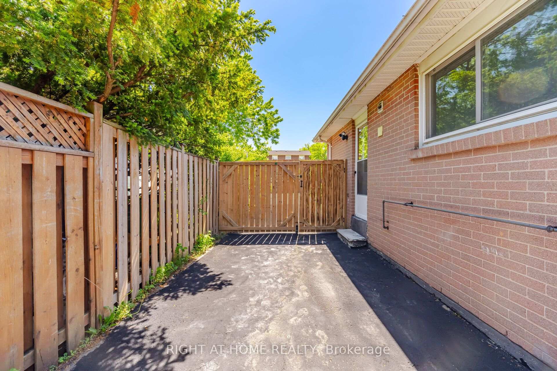 Photo 46 of 59 Edenborough Drive, Brampton, Southgate — HOMEH