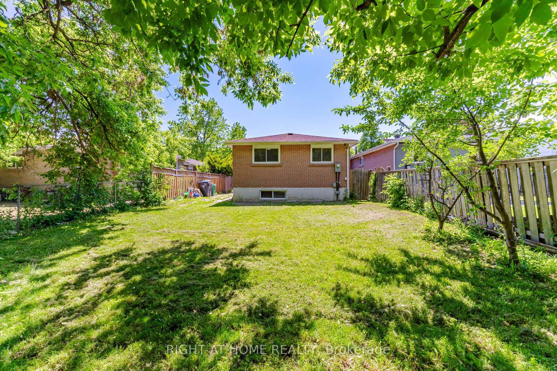 Photo 48 of 59 Edenborough Drive, Brampton, Southgate — HOMEH