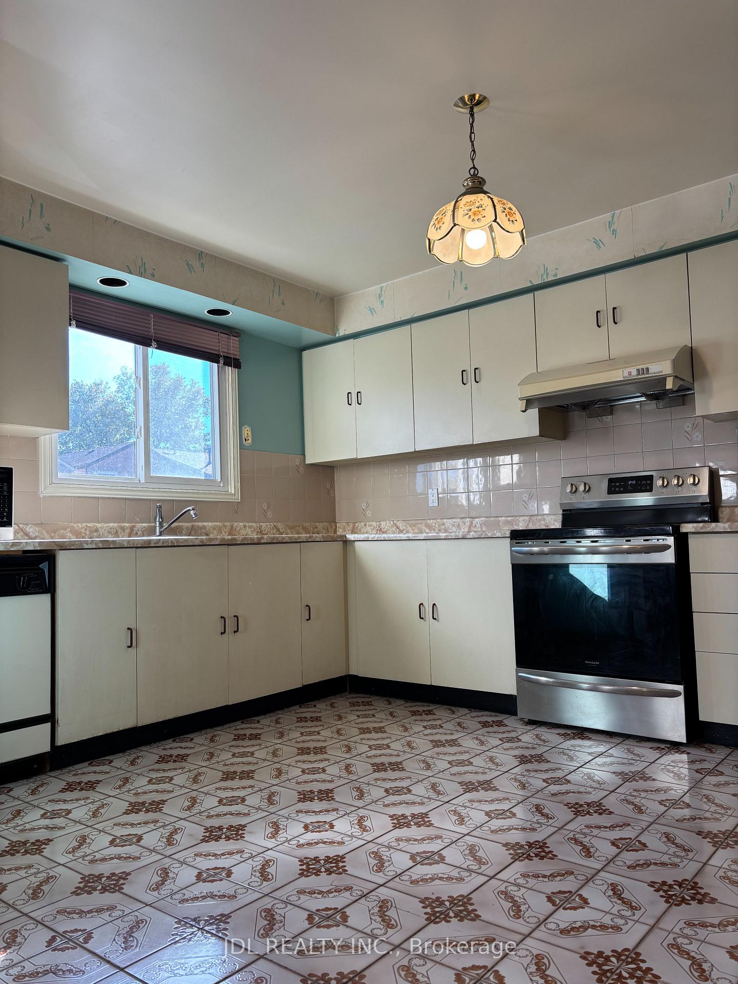 Photo 8 of 65 Cottonwood Court, Markham, Bayview Fairway-Bayview Country Club Estates — HOMEH