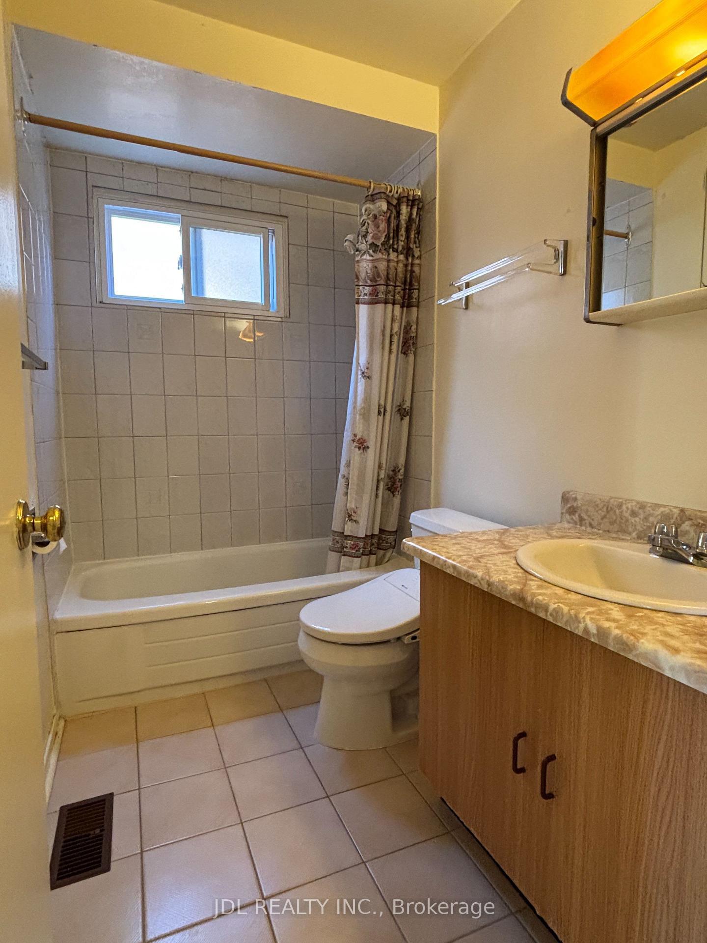 Photo 15 of 65 Cottonwood Court, Markham, Bayview Fairway-Bayview Country Club Estates — HOMEH