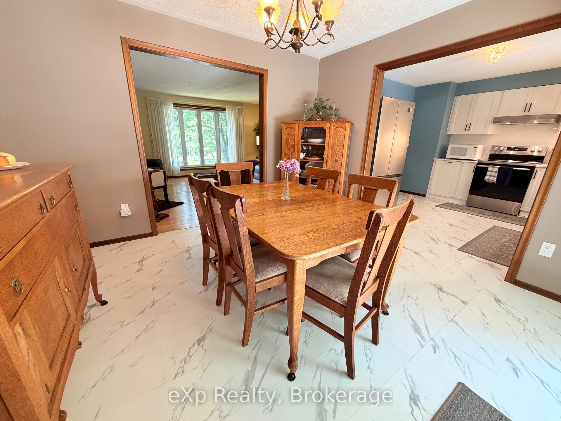 Photo 10 of 55 Wilshier Boulevard, Bracebridge, Macaulay — HOMEH