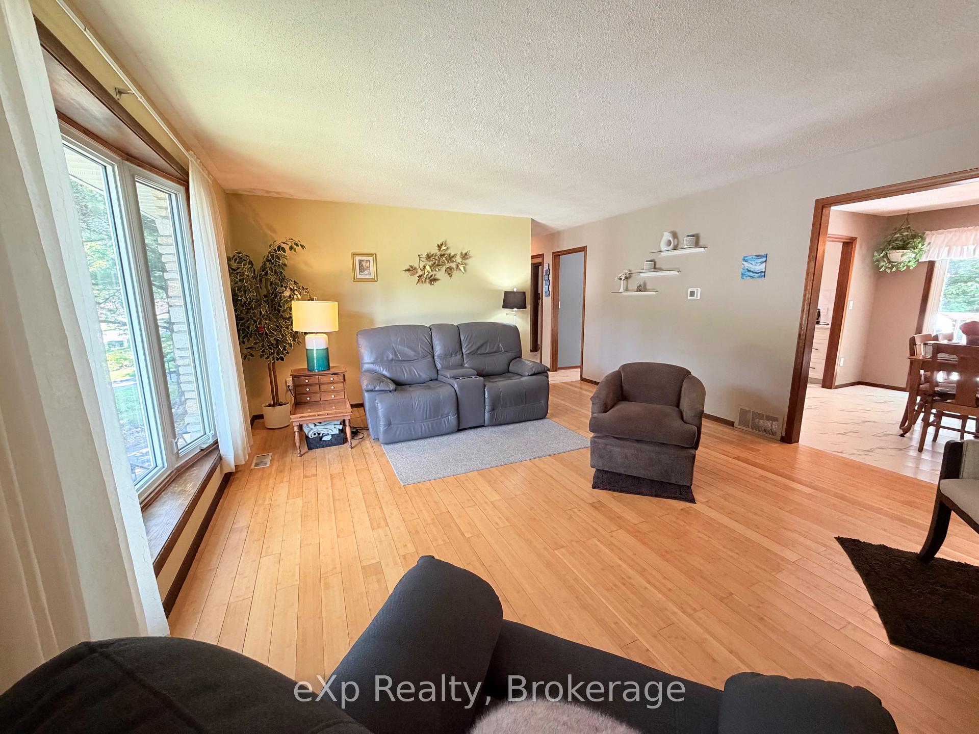 Photo 12 of 55 Wilshier Boulevard, Bracebridge, Macaulay — HOMEH