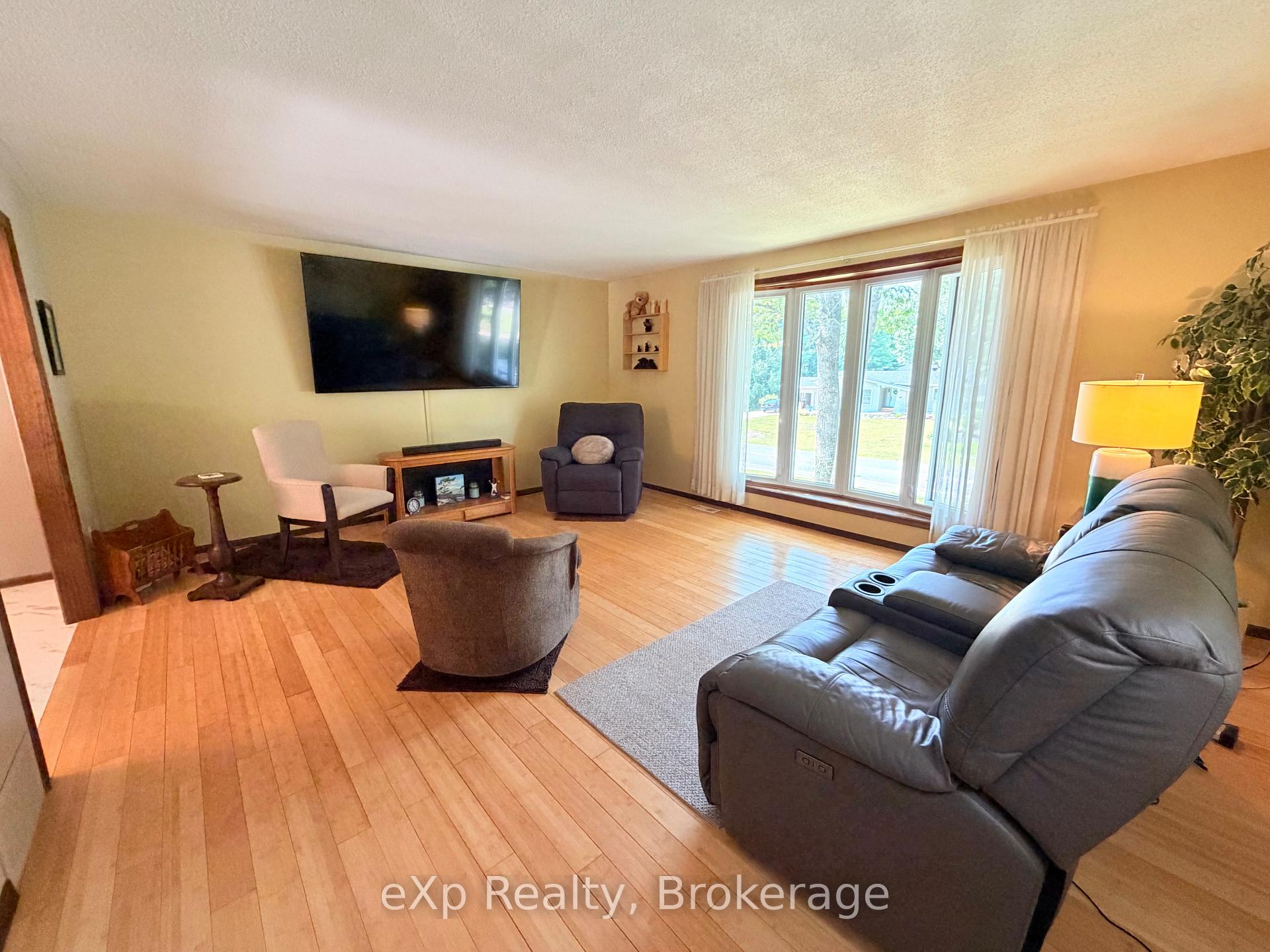 Photo 13 of 55 Wilshier Boulevard, Bracebridge, Macaulay — HOMEH