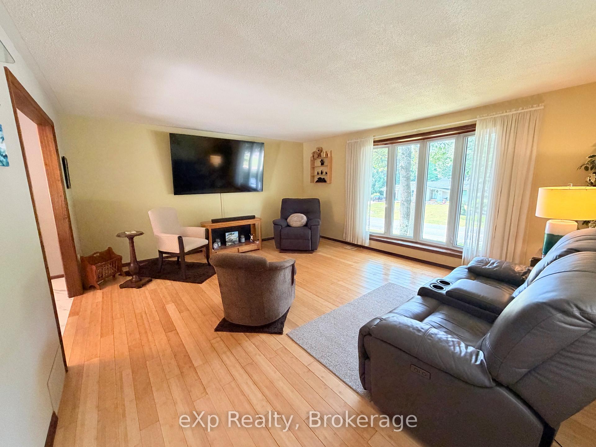 Photo 14 of 55 Wilshier Boulevard, Bracebridge, Macaulay — HOMEH