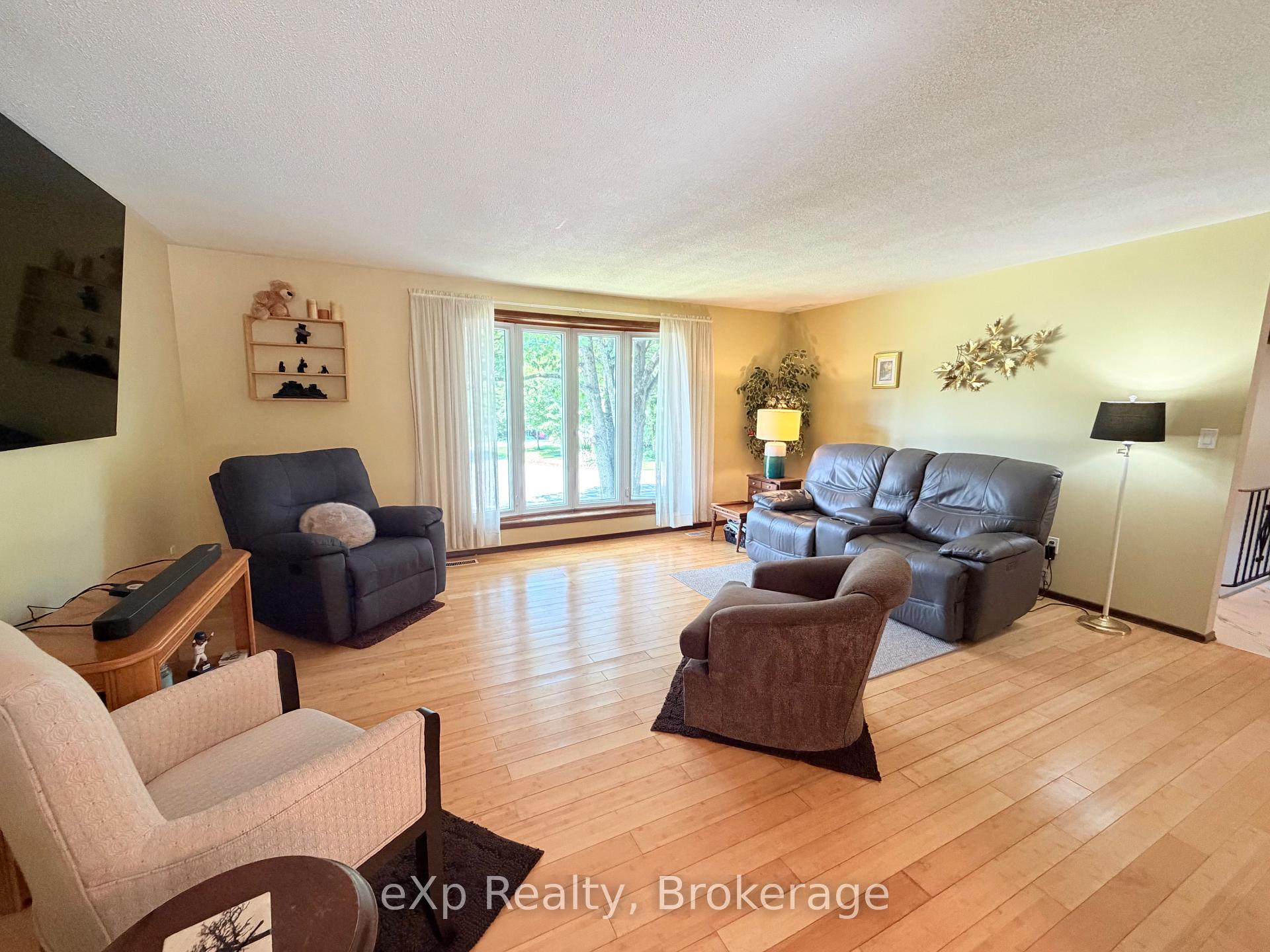 Photo 15 of 55 Wilshier Boulevard, Bracebridge, Macaulay — HOMEH
