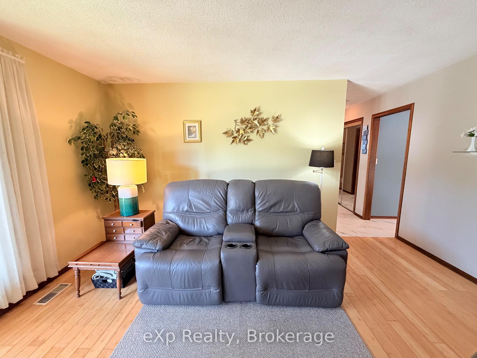 Photo 16 of 55 Wilshier Boulevard, Bracebridge, Macaulay — HOMEH