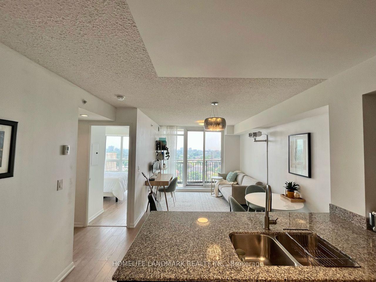 Front of Unit 915, 800 Lawrence Avenue W