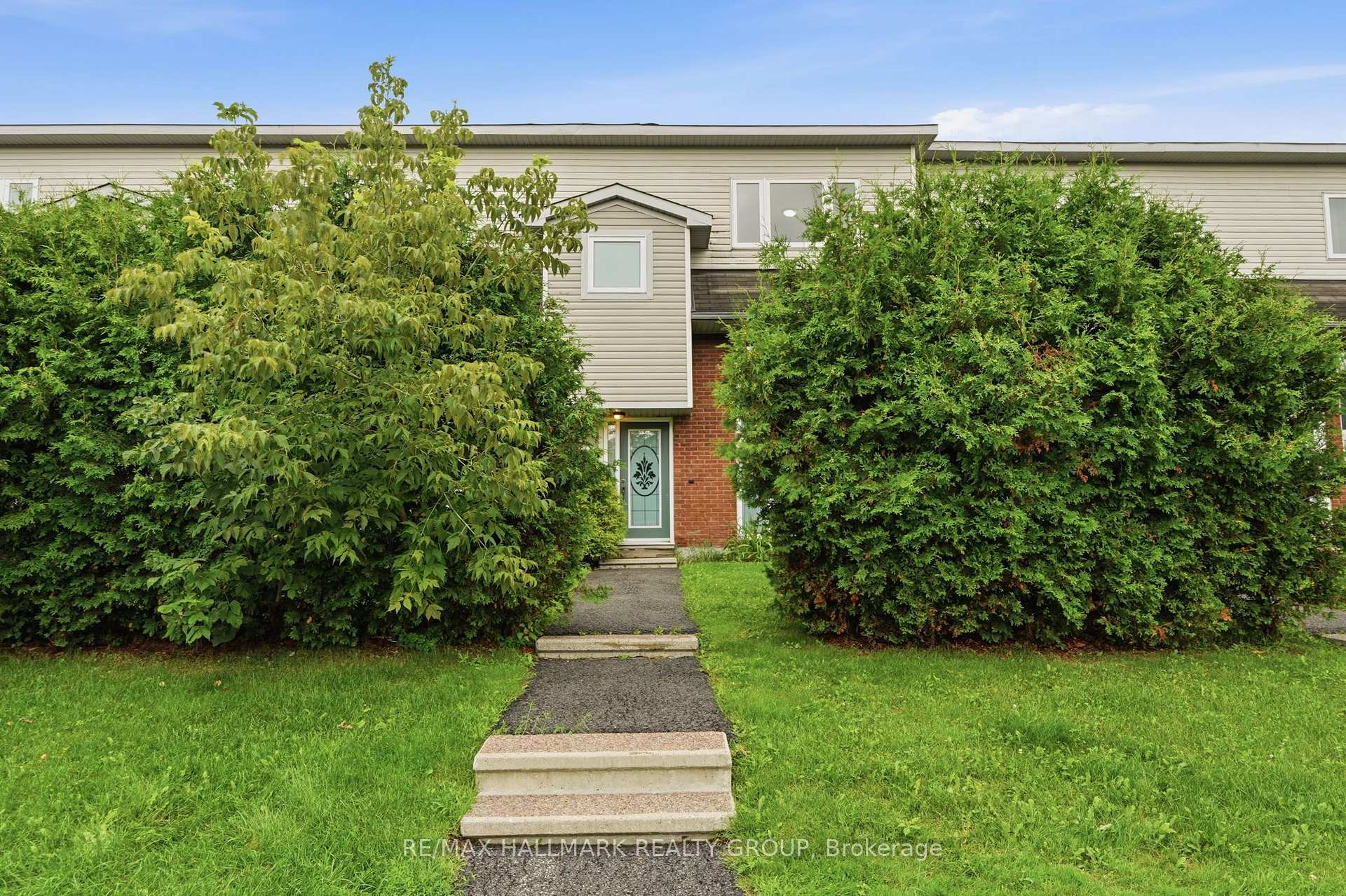 Photo 2 of 114 Monterey Drive, Ottawa, Leslie Park — HOMEH