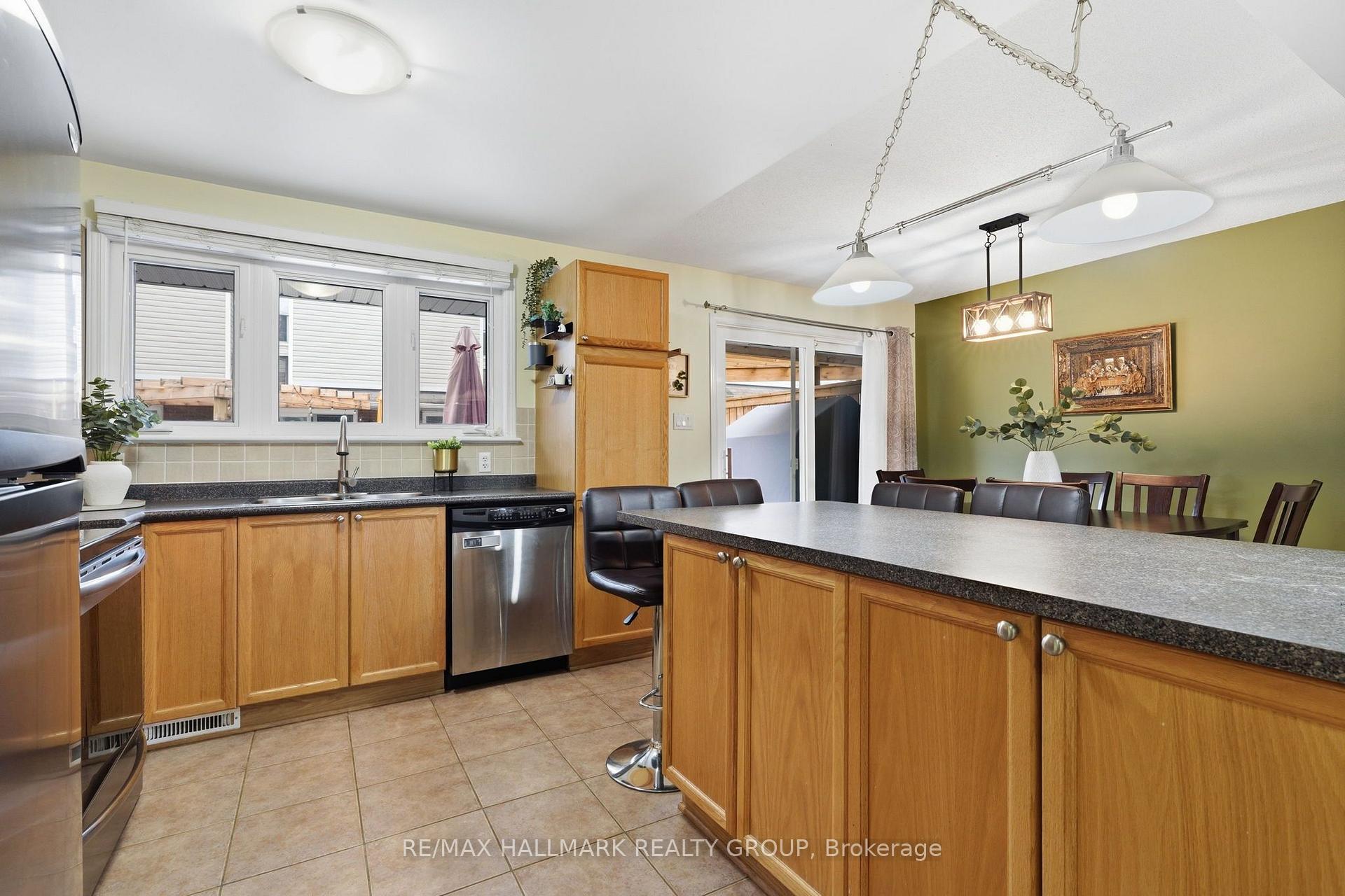 Photo 5 of 114 Monterey Drive, Ottawa, Leslie Park — HOMEH